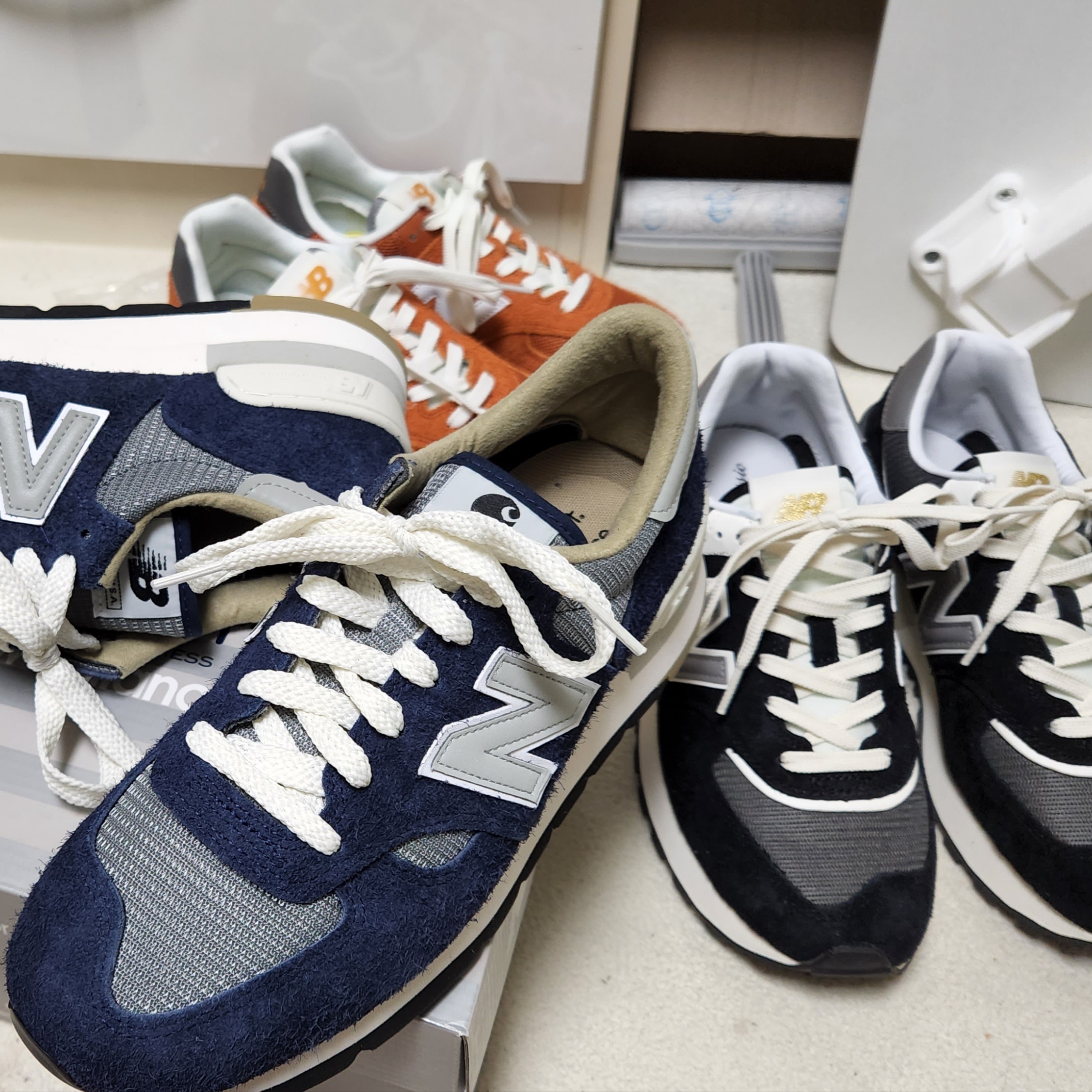 New Balance 574 Heritage Orange Burst White, New Balance 574 Legacy Black 착용 스타일