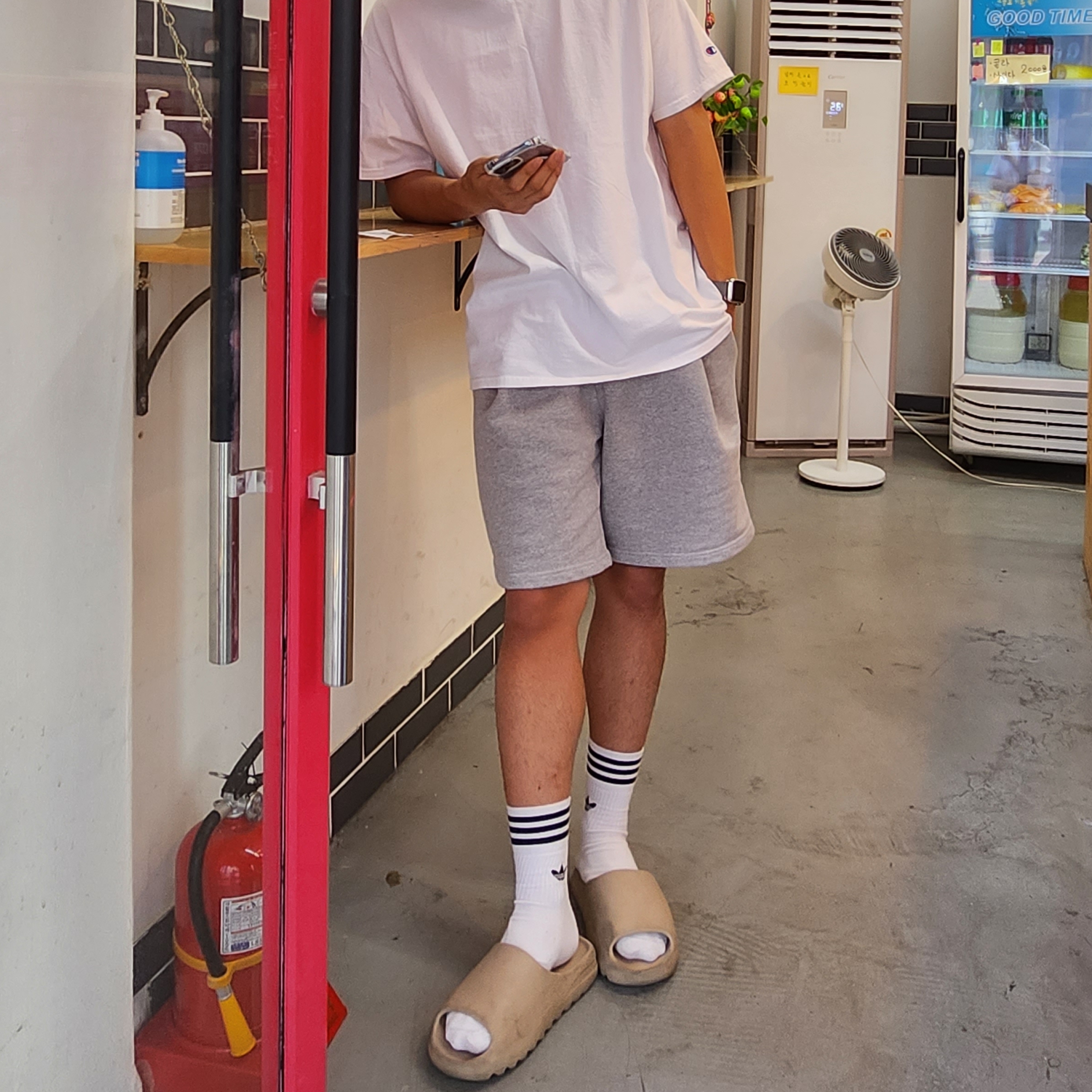 Adidas Yeezy Slide Pure 착용 스타일