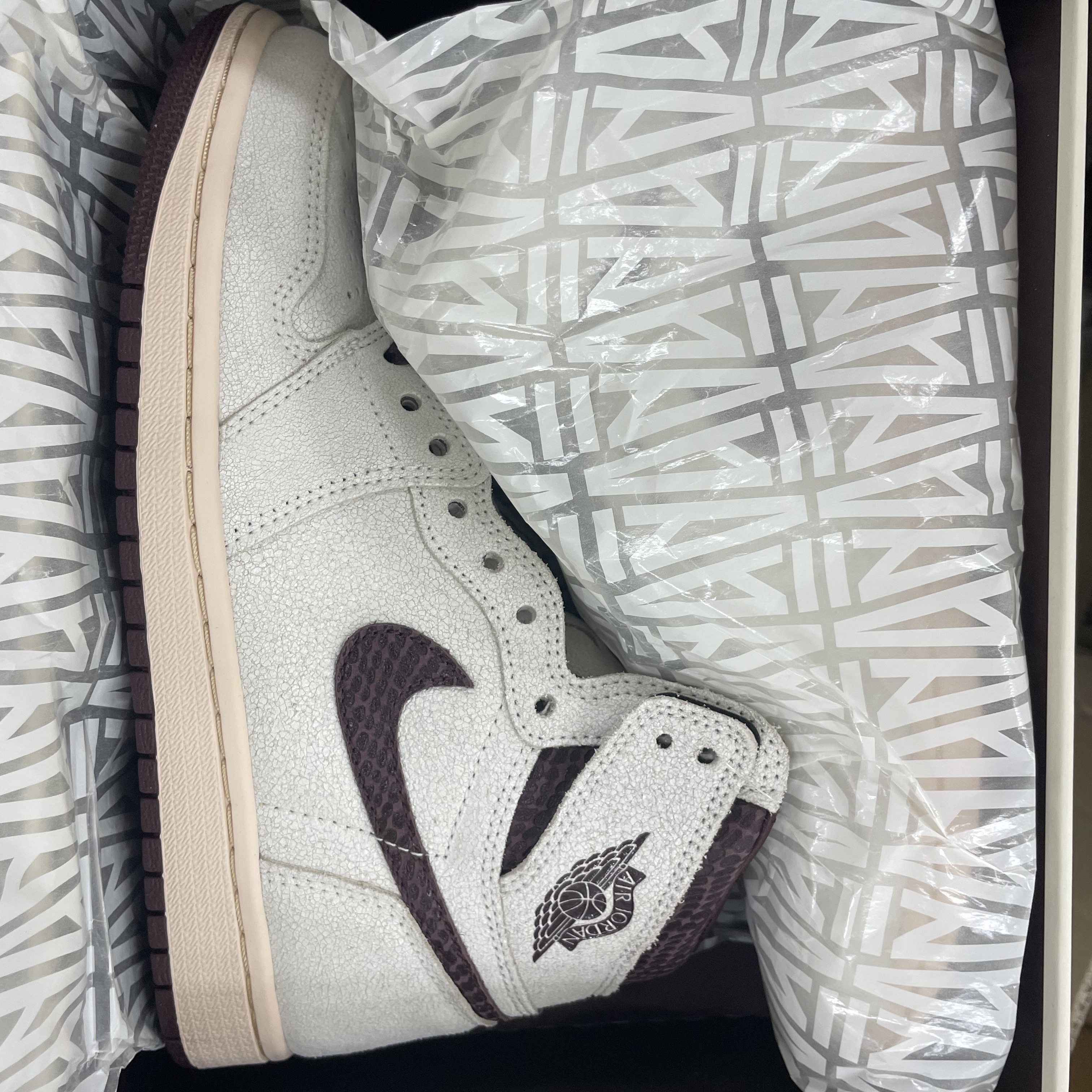 Jordan 1 x A Ma Maniere Retro High OG SP Sail and Burgundy 착용 스타일