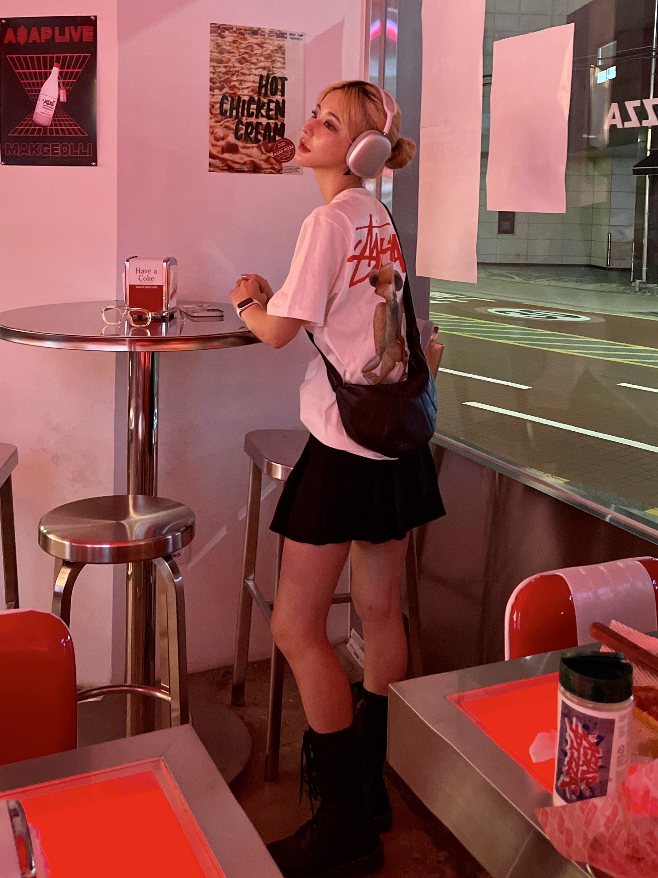 Lemaire Small Croissant Bag Soft Nappa Leather Dark Chocolate, Stussy Built Tough T-Shirt White 착용 스타일 - 1