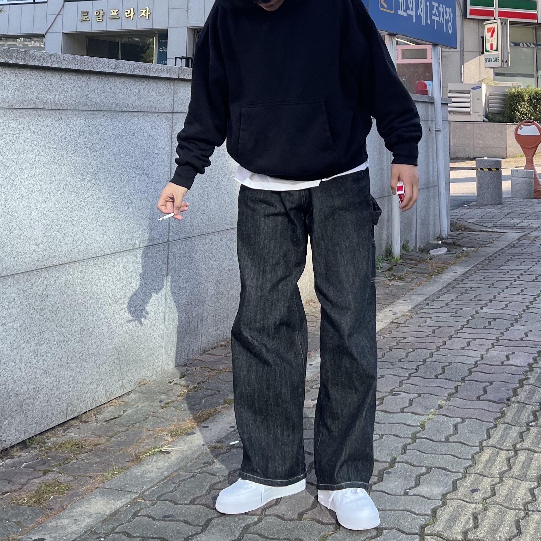 Nike Air Force 1 '07 Low White, Yeezy Gap Hoodie Black 착용 스타일 - 2