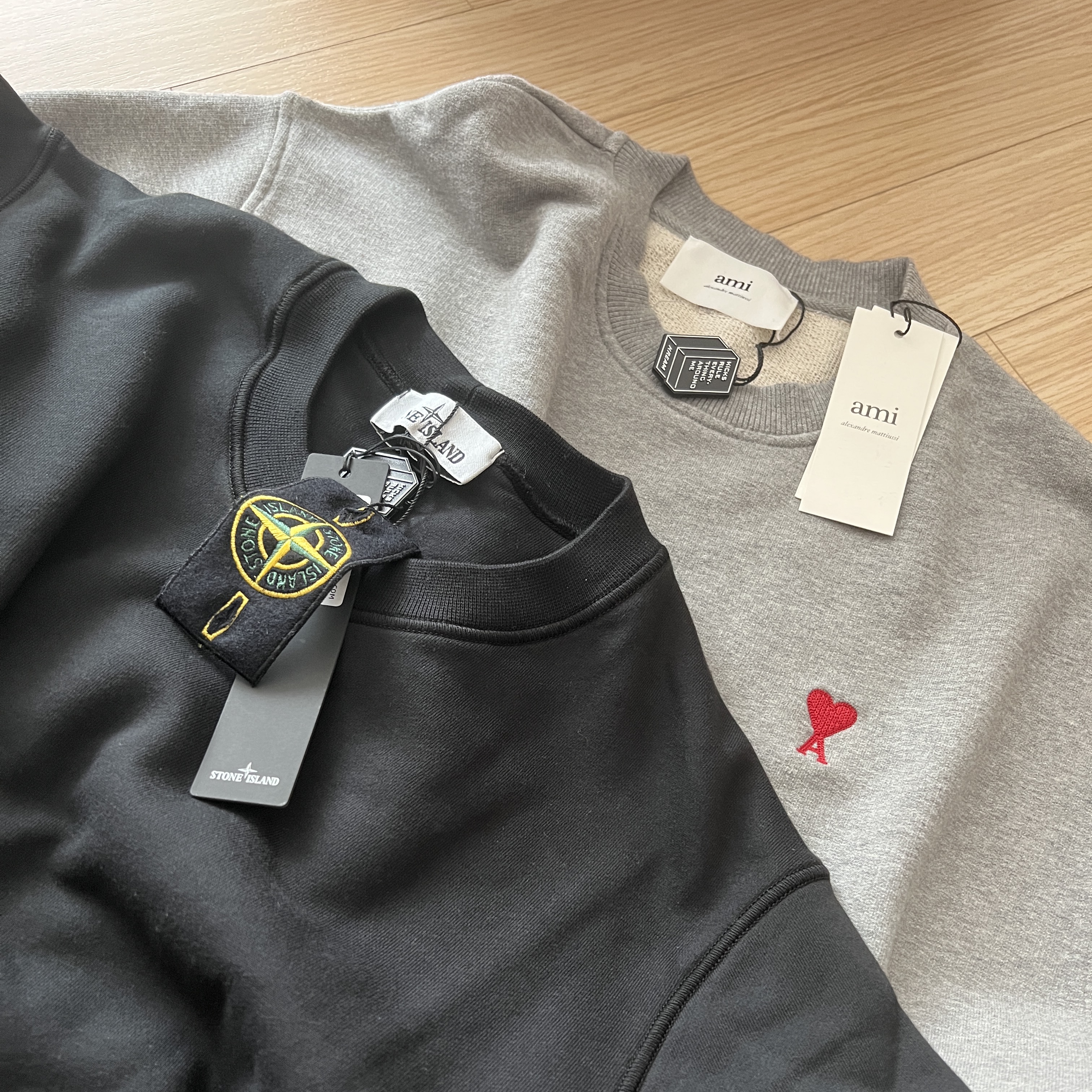 Stone Island 63051 Crewneck Sweatshirt Black - 22SS, AMI de Coeur Sweatshirt Heather Grey 착용 스타일 - 1