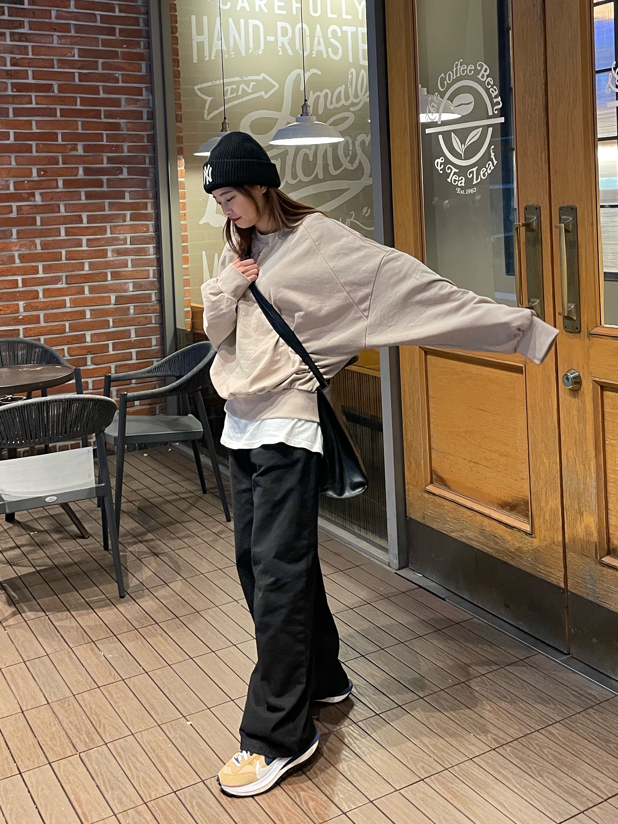 Nike x Sacai VaporWaffle Sesame and Blue Void, Telfar Medium Shopping Bag Black 착용 스타일 - 2