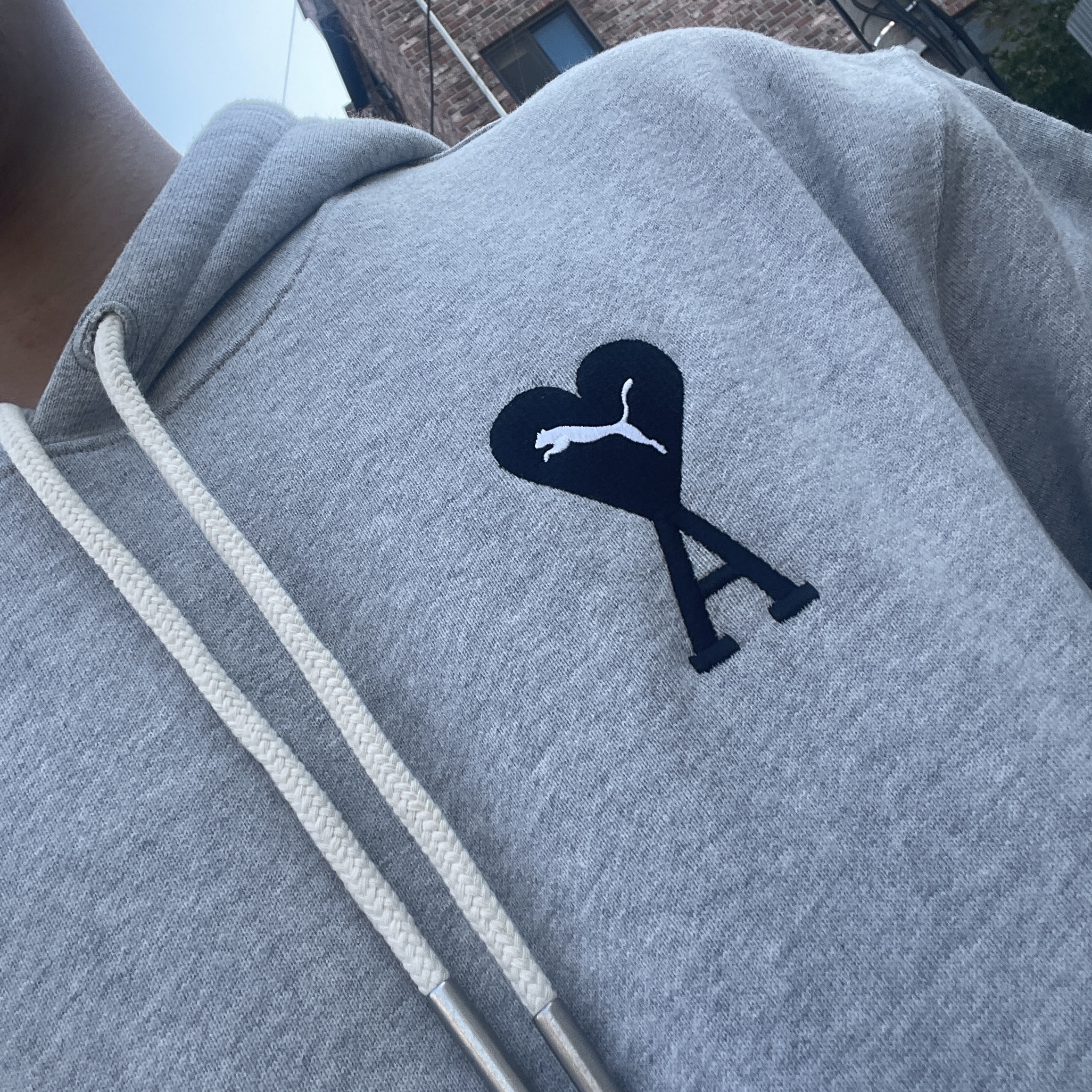 Puma x AMI Hoodie Light Gray Heather 착용 스타일 - 1