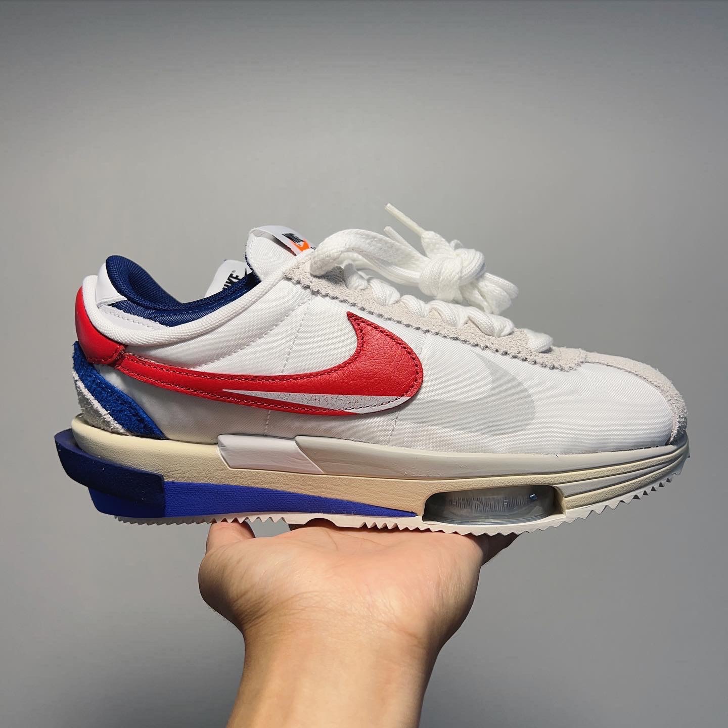 Nike x Sacai Zoom Cortez SP White and University Red 착용 스타일 - 2