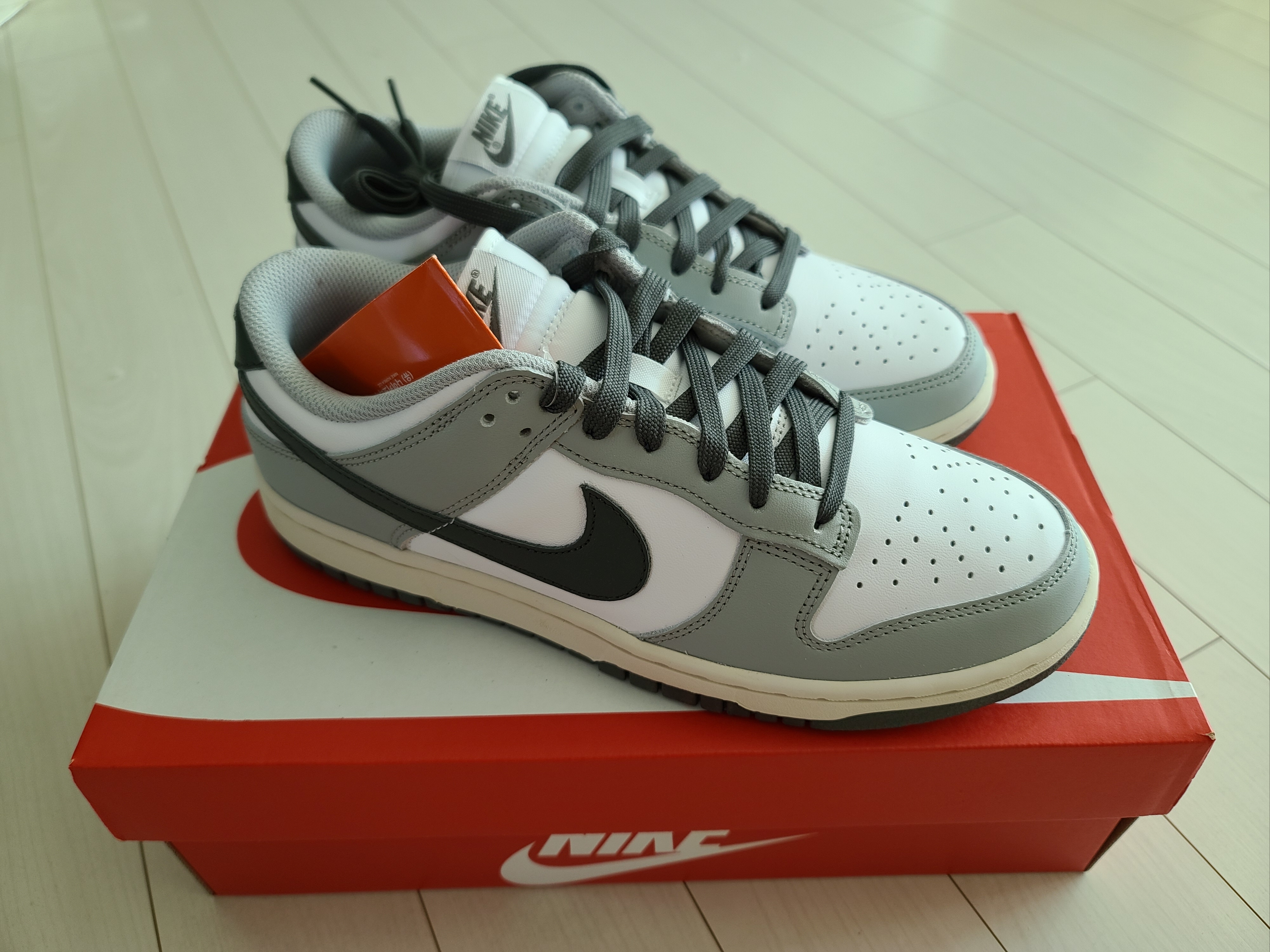 (W) Nike Dunk Low Light Smoke Grey 착용 스타일 - 1