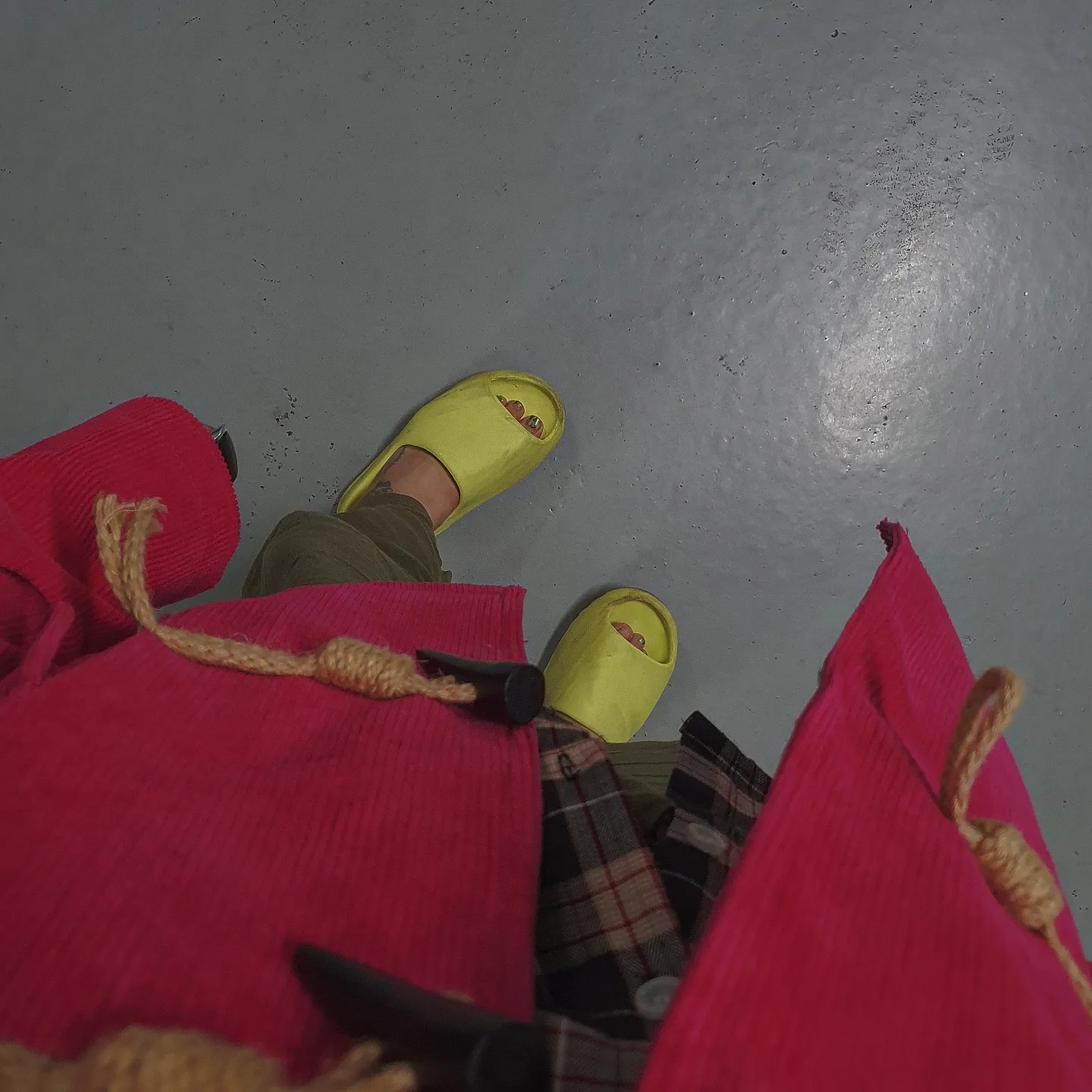Adidas Yeezy Slide Glow Green 2022/2023 착용 스타일 - 3