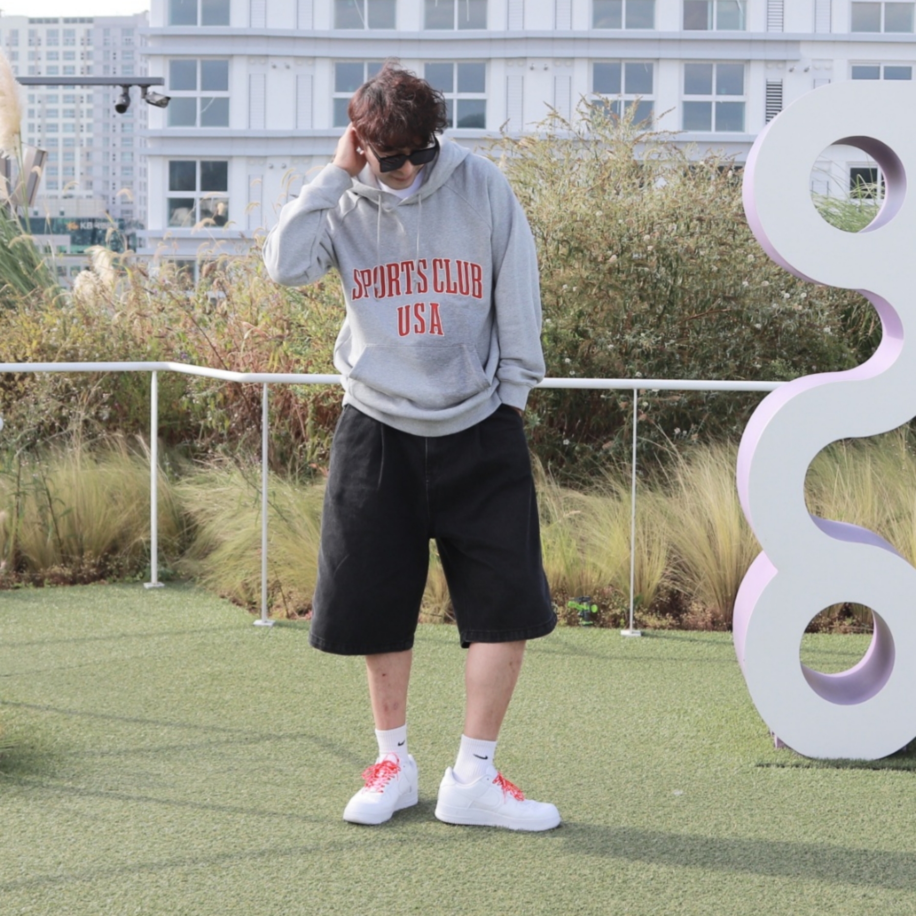 Nike x Supreme Air Force 1 Low White 착용 스타일 - 3