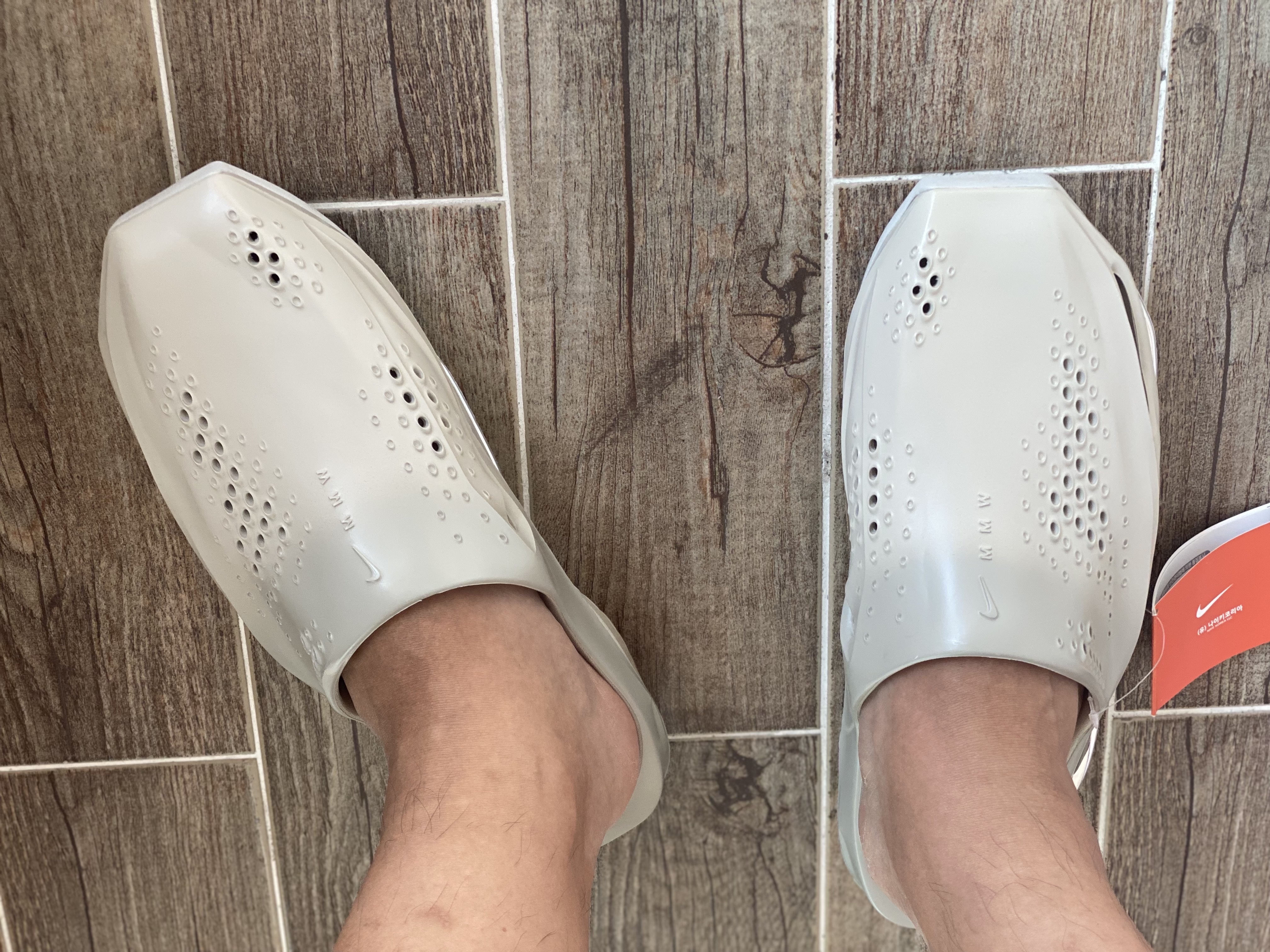 Nike x Matthew M Williams 005 Slide Light Bone and Chrome 착용 스타일