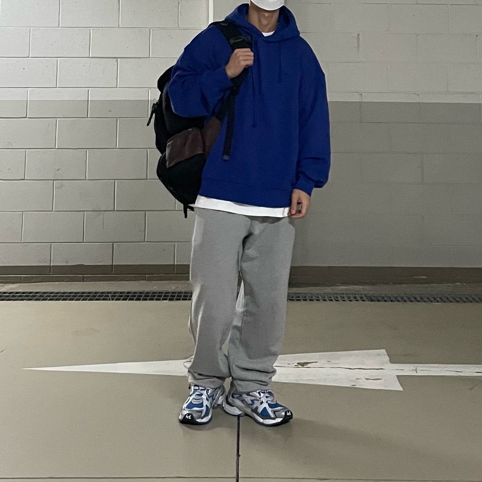 Balenciaga Runner Sneakers Blue White 착용 스타일 - 1