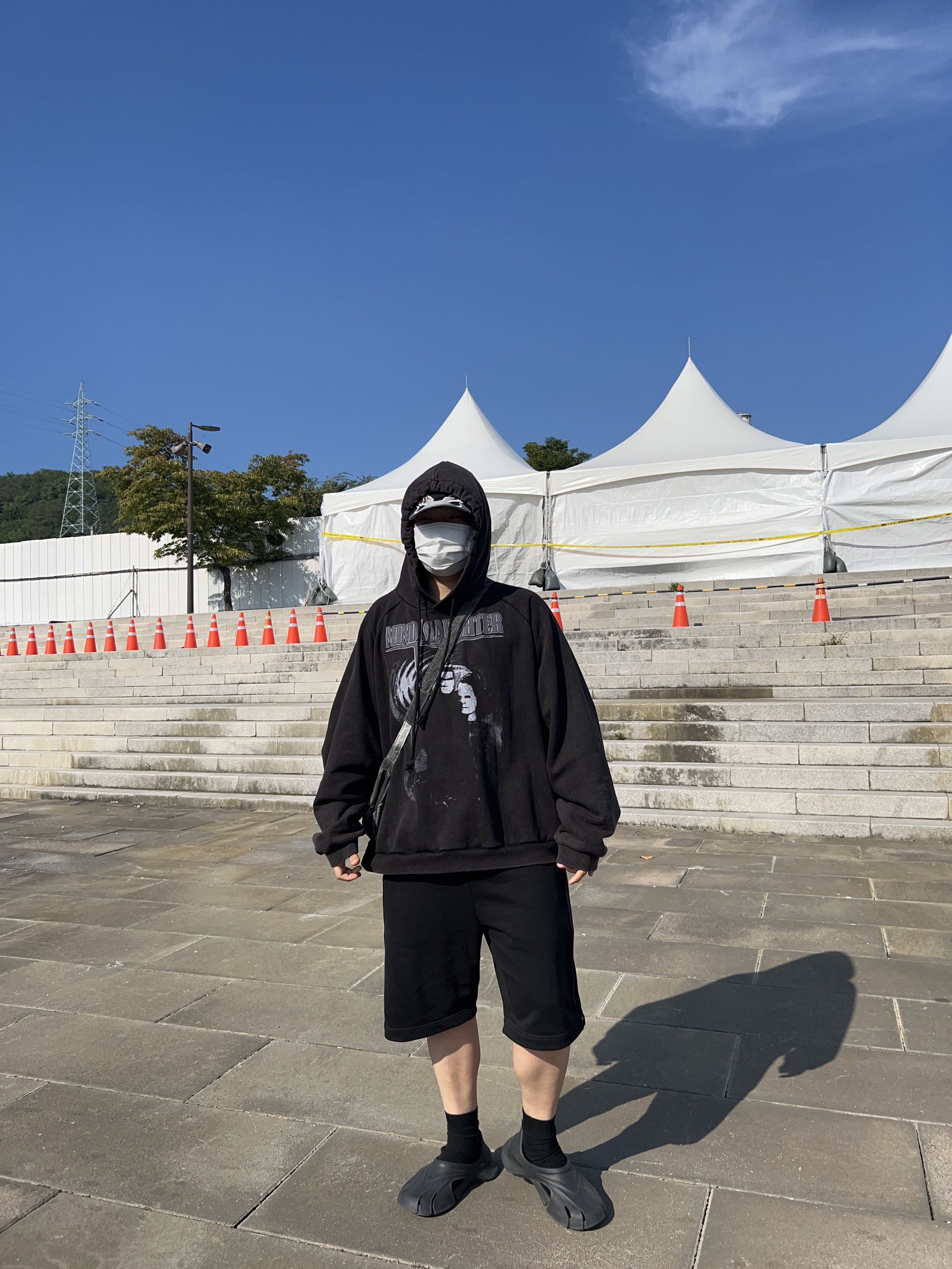Yeezy Gap Engineered By Balenciaga Flame Cap Black, Balenciaga Rubber Mold Closed Black 착용 스타일 - 1