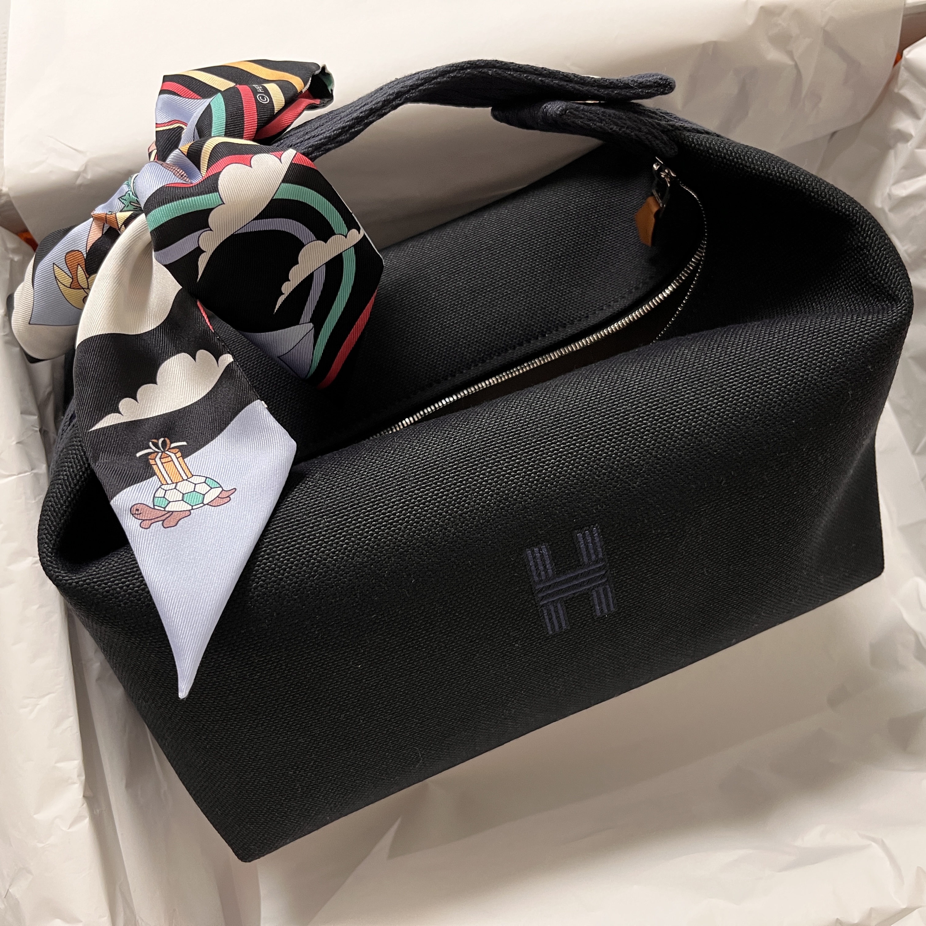 Hermes Large Bride-A-Brac Case Canvas & Noir Bleu Nuit 착용 스타일