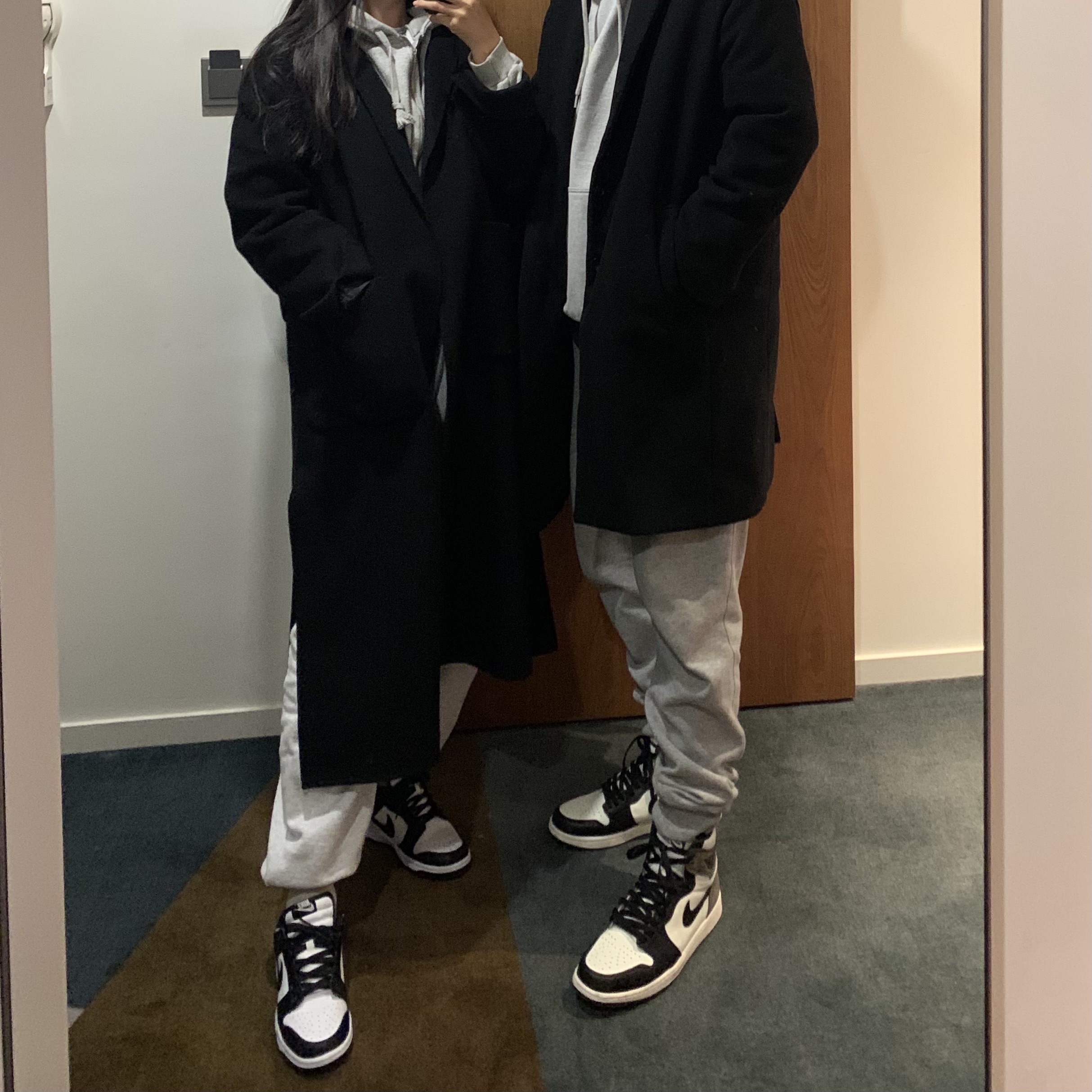 (W) Nike Dunk Low Black, Jordan 1 Retro High OG Black Mocha 착용 스타일