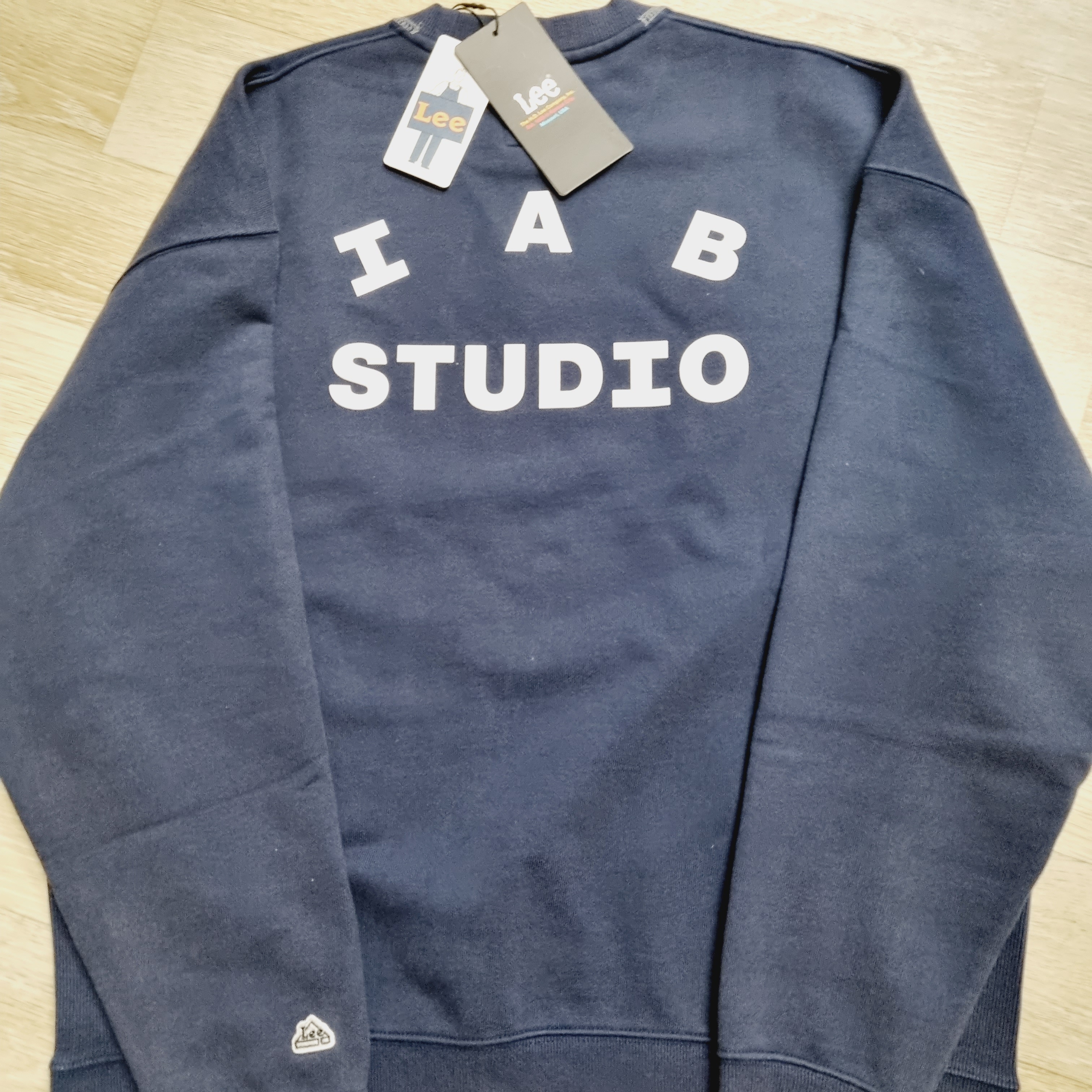 IAB Studio x Lee Pigment Sweatshirt Indigo Navy 착용 스타일 - 2