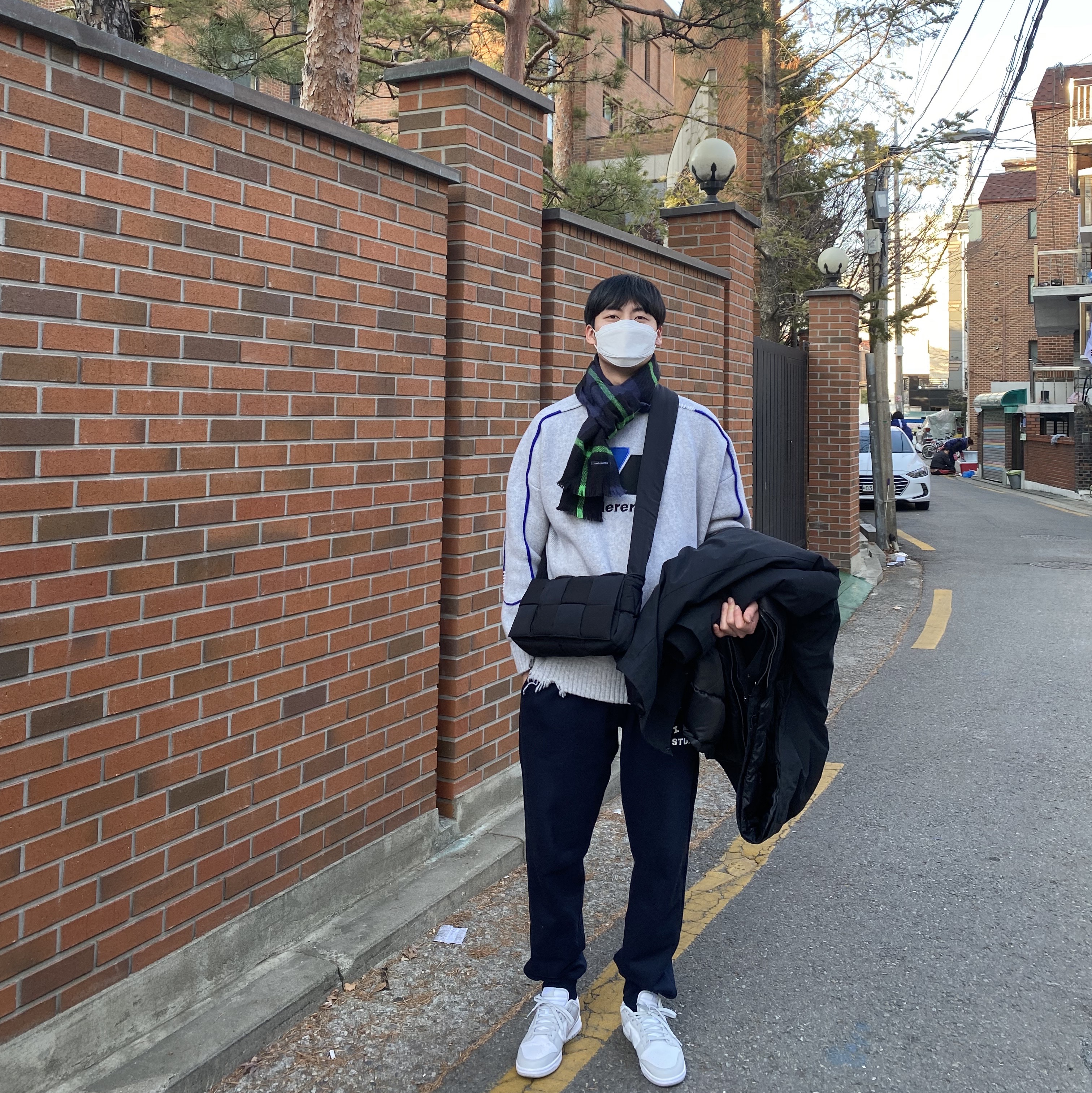 Bottega Veneta Padded Tech Cassette Black, Zara x Ader Error Oversize Sweater Grey 착용 스타일 - 2
