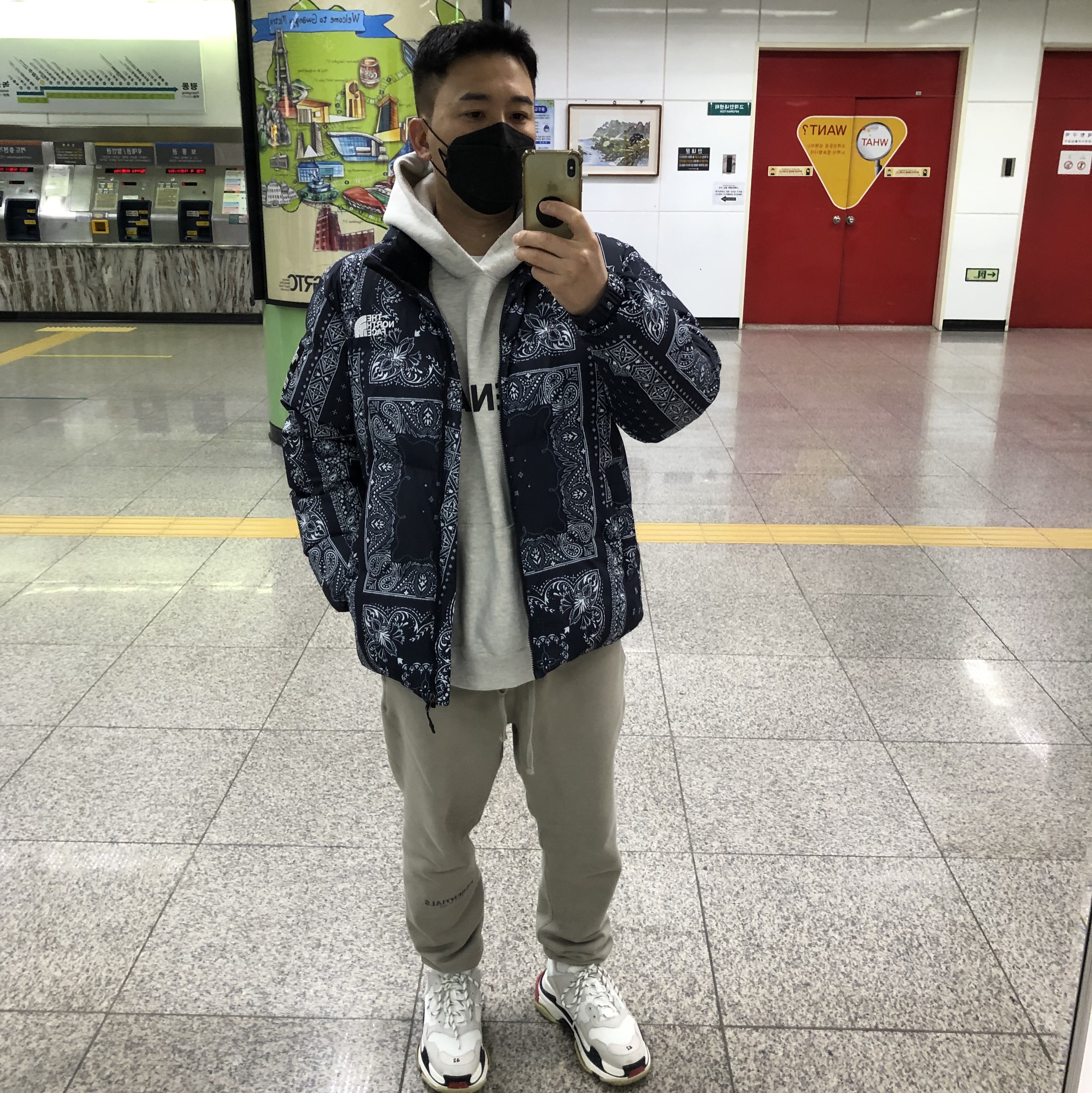 Essentials 3D Silicon Applique Pullover Hoodie Oatmeal/Oatmeal Heather/Light Heather Oatmeal 2020, Essentials Sweatpants Pistachio - 21FW 착용 스타일