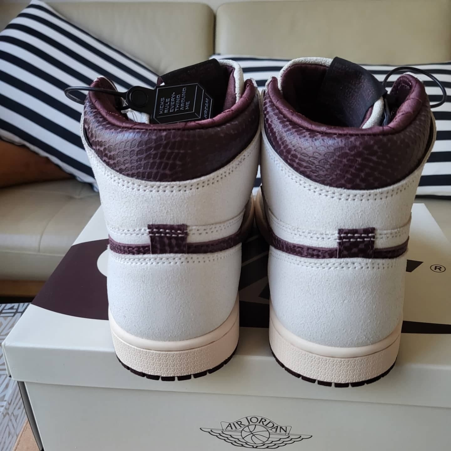Jordan 1 x A Ma Maniere Retro High OG SP Sail and Burgundy 착용 스타일 - 3