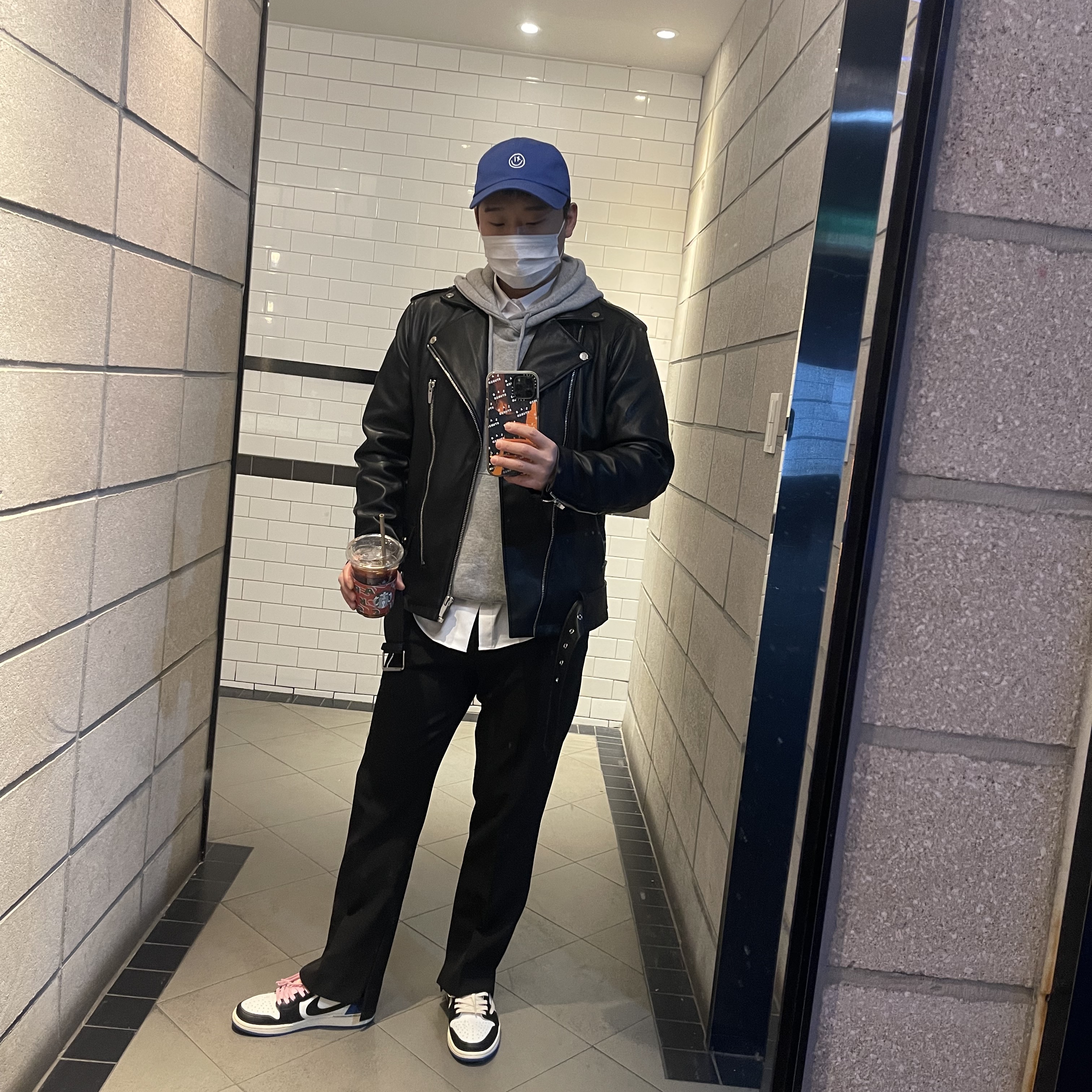 Jordan 1 x Travis Scott x Fragment Retro Low OG SP Military Blue, Casetify x IAB Studio iPhone Pattern Logo Case Sheer Iridescent 착용 스타일 - 2