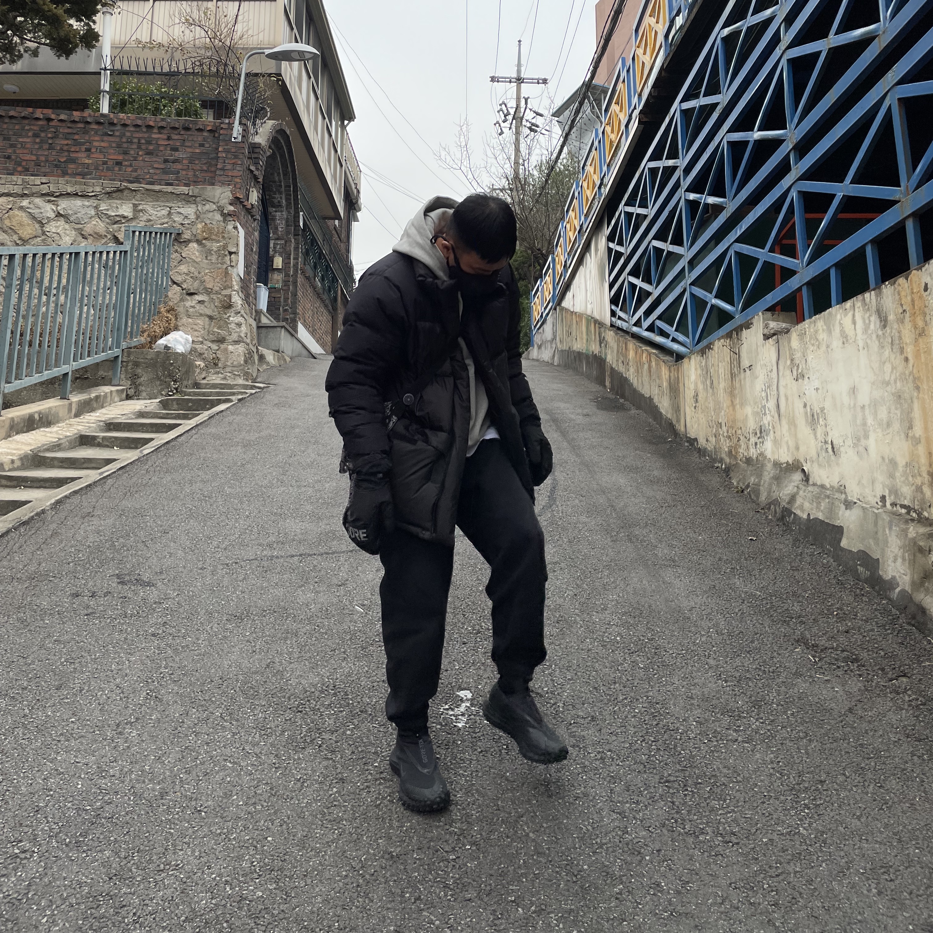 Nike ACG Mountain Fly Gore-Tex Black and Dark Grey, Nike Venturer Performance Face Mask Black 착용 스타일 - 1