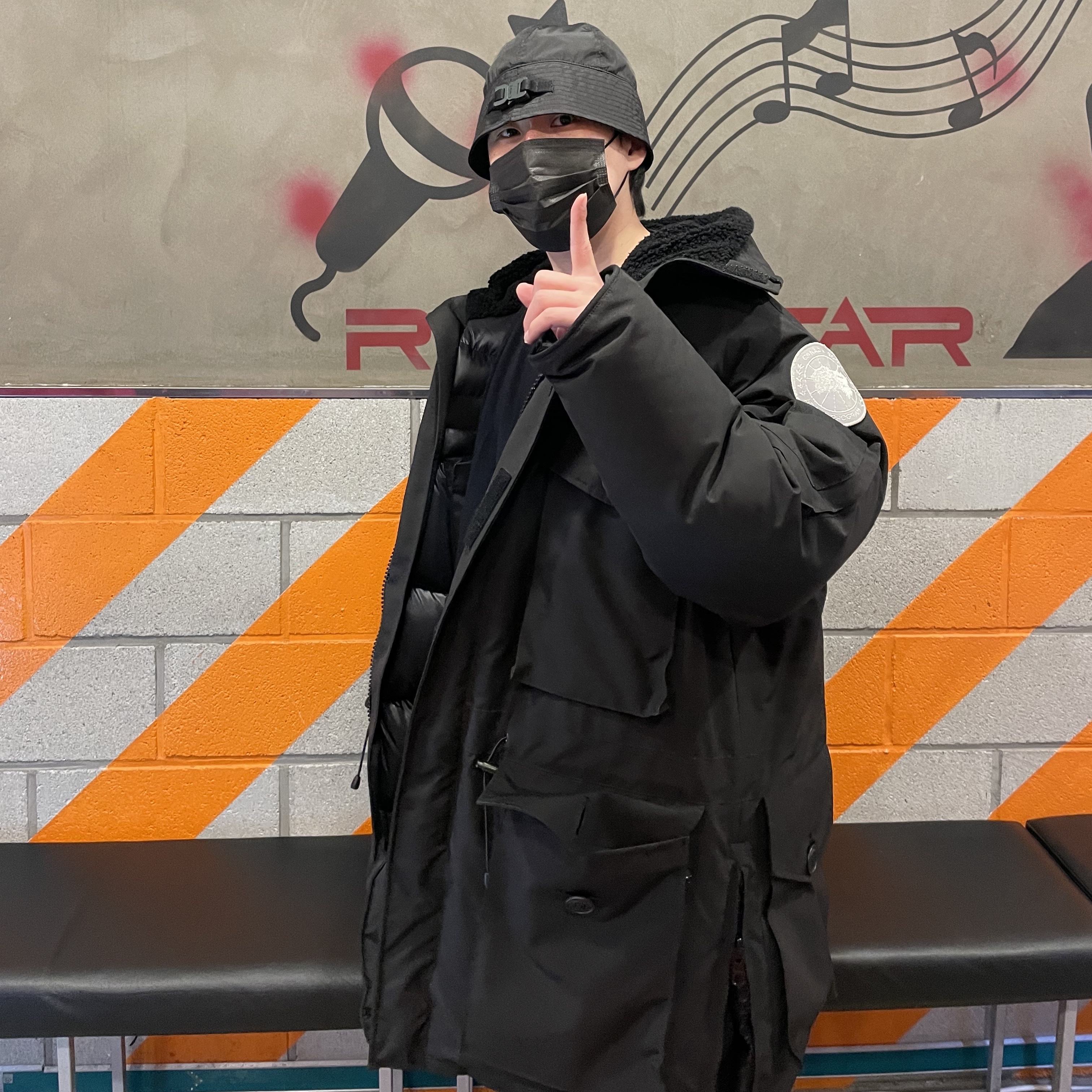 Canada Goose Expedition Parka Black, Nike x Sacai x Fragment LDWaffle Light Smoke Grey 착용 스타일