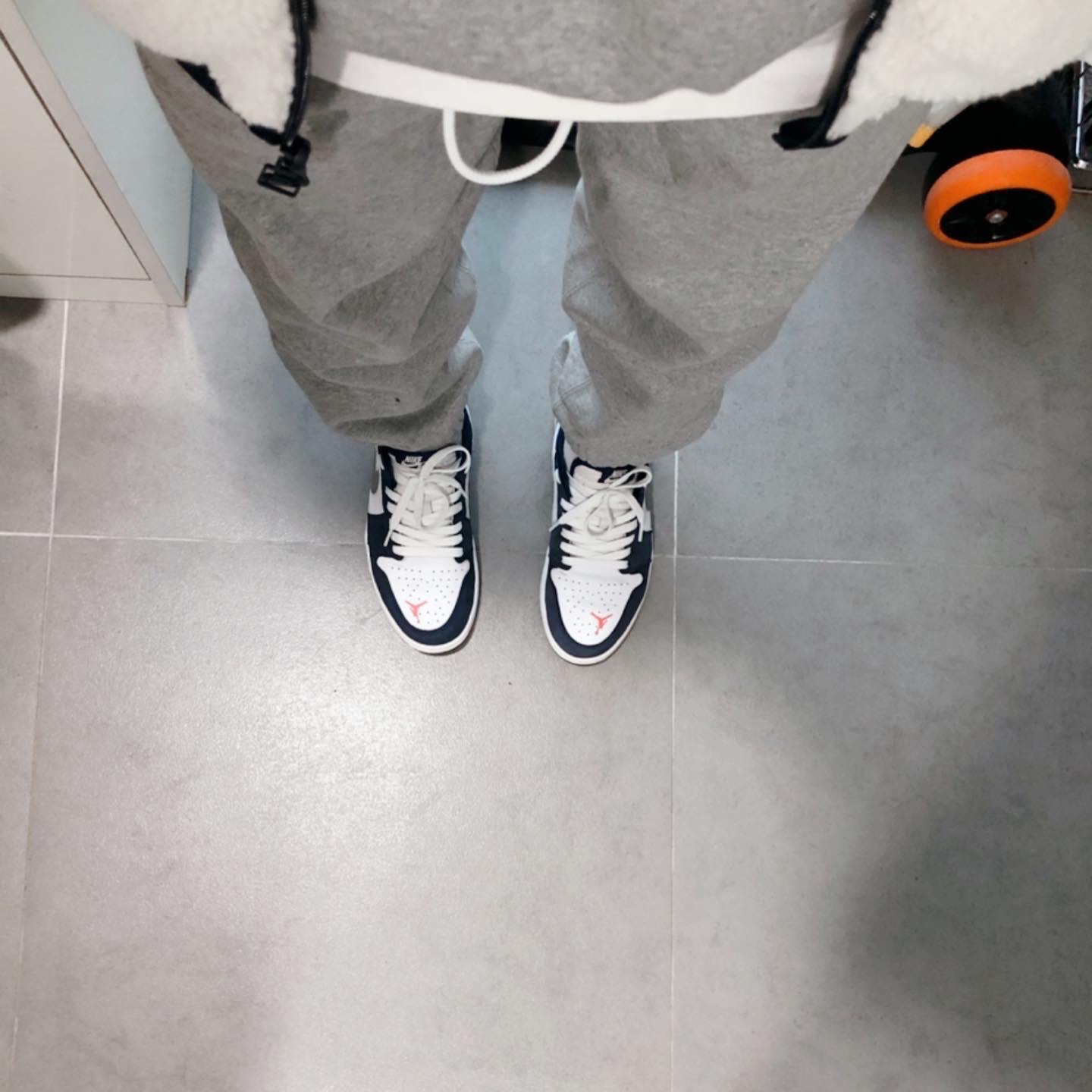 Nike Big Swoosh Full Zip Jacket White Navy, Nike NRG Solo Swoosh Fleece Hoodie Dark Grey Heather - Asia 착용 스타일 - 3