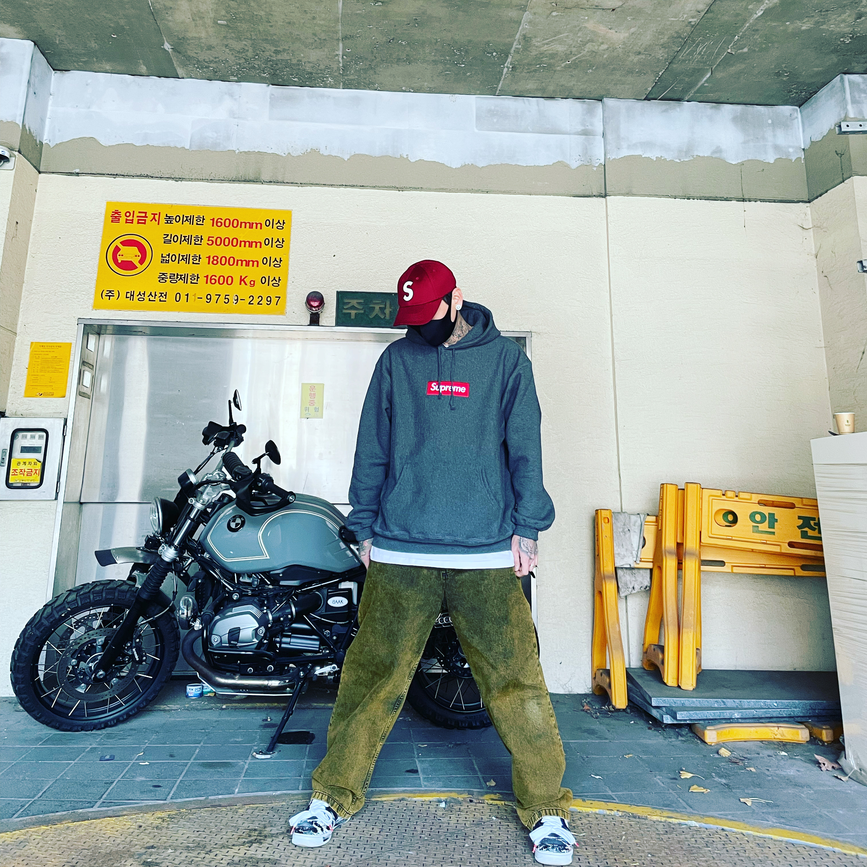 Supreme Box Logo Hooded Sweatshirt Charcoal - 21FW, Nike x Peaceminusone Air Force 1 Low Para-Noise 착용 스타일