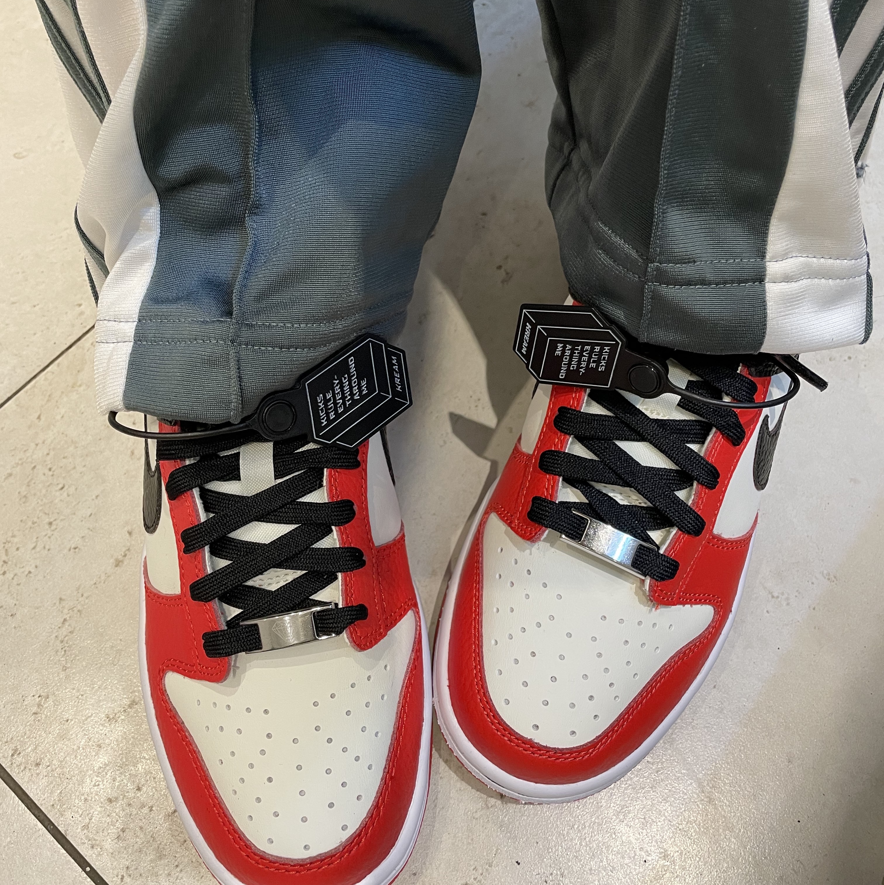 (GS) Nike x NBA Dunk Low Black and Chile Red 착용 스타일 - 2