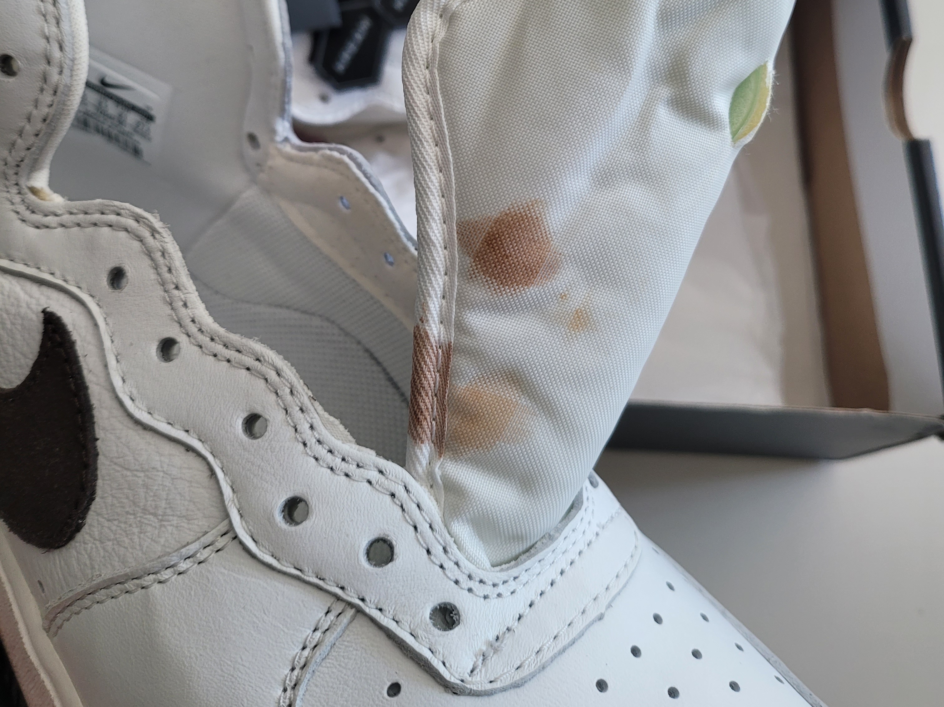 Nike Air Force 1 High Retro QS Summit White Chocolate 착용 스타일 - 2