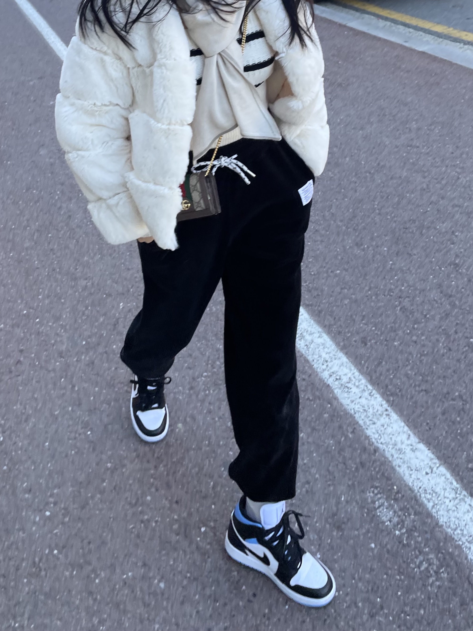 (W) Jordan 1 Mid White Black University Blue 착용 스타일 - 1