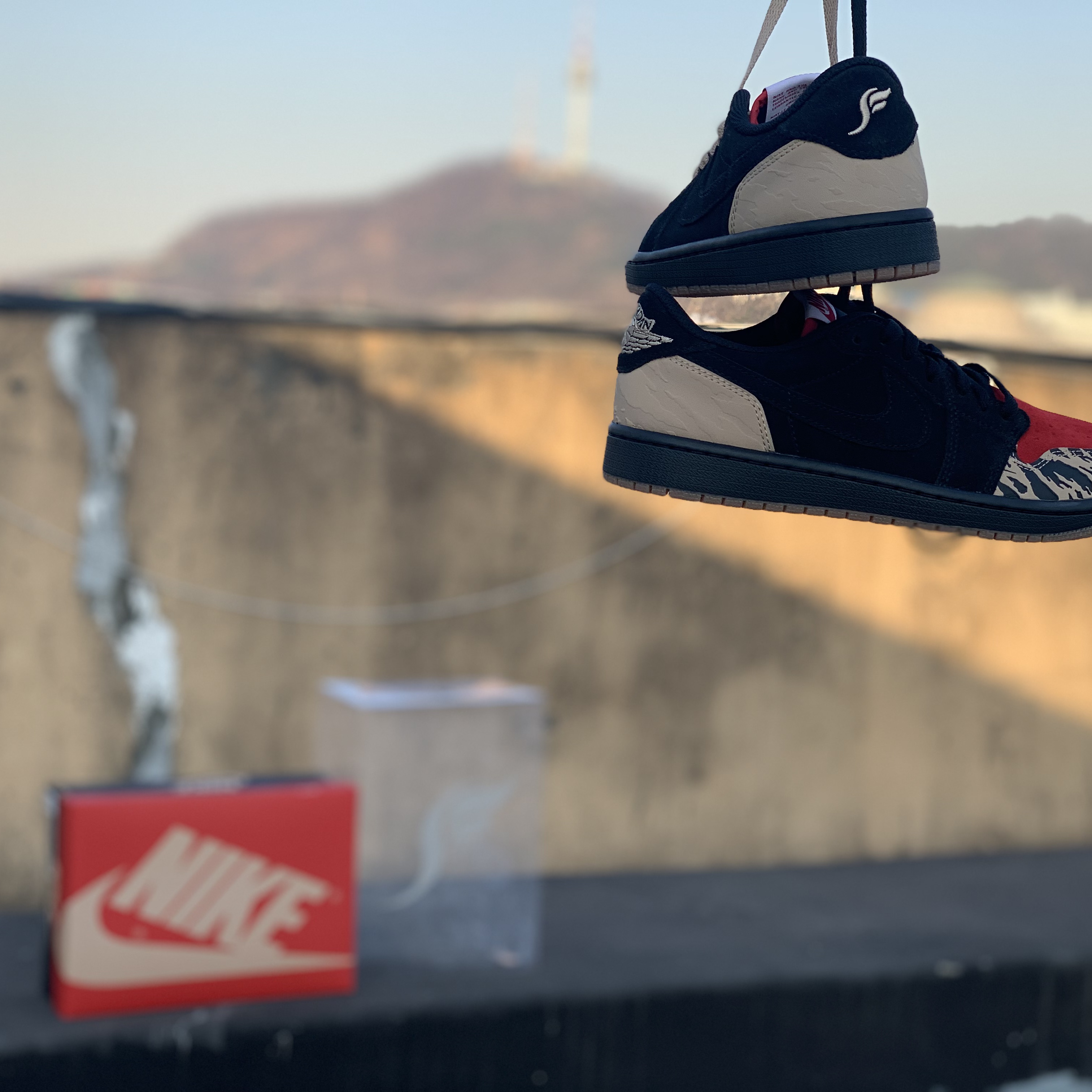 Jordan 1 x SoleFly Retro Low OG SP Black and Sport Red 착용 스타일 - 1