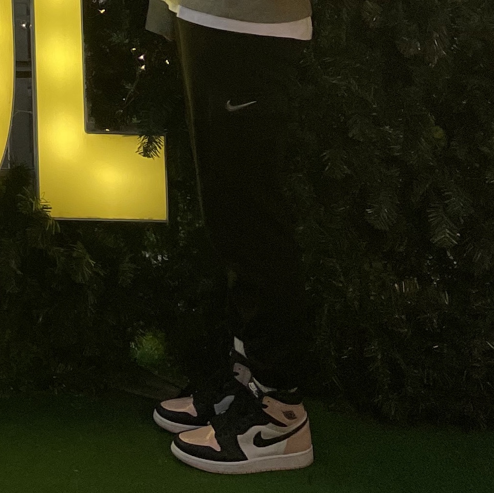 Prada Re-Nylon Bucket Hat Black, (W) Jordan 1 Retro High OG Atmosphere 착용 스타일 - 3