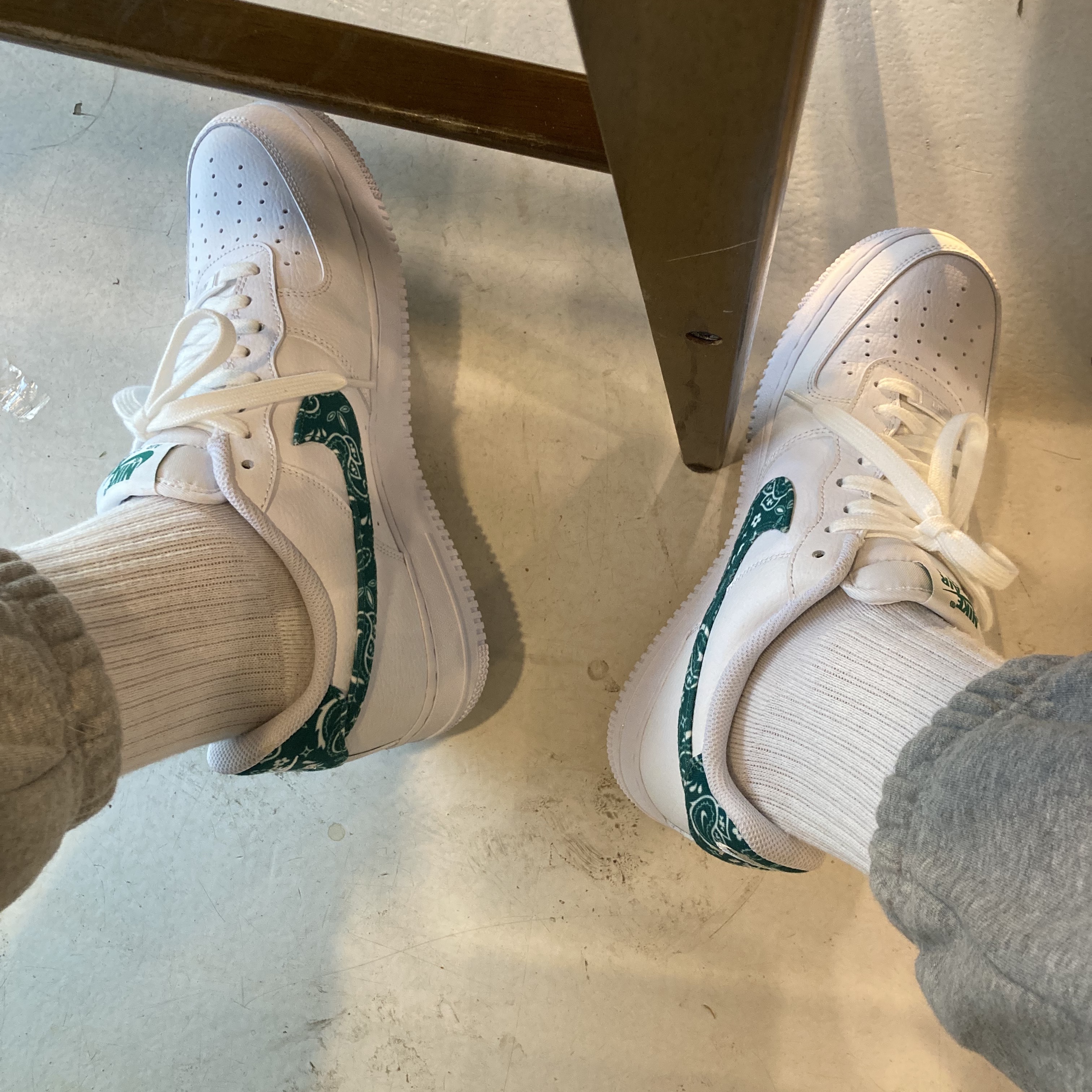 (W) Nike Air Force 1 '07 Essential Paisley Swoosh White Malachite 착용 스타일 - 4