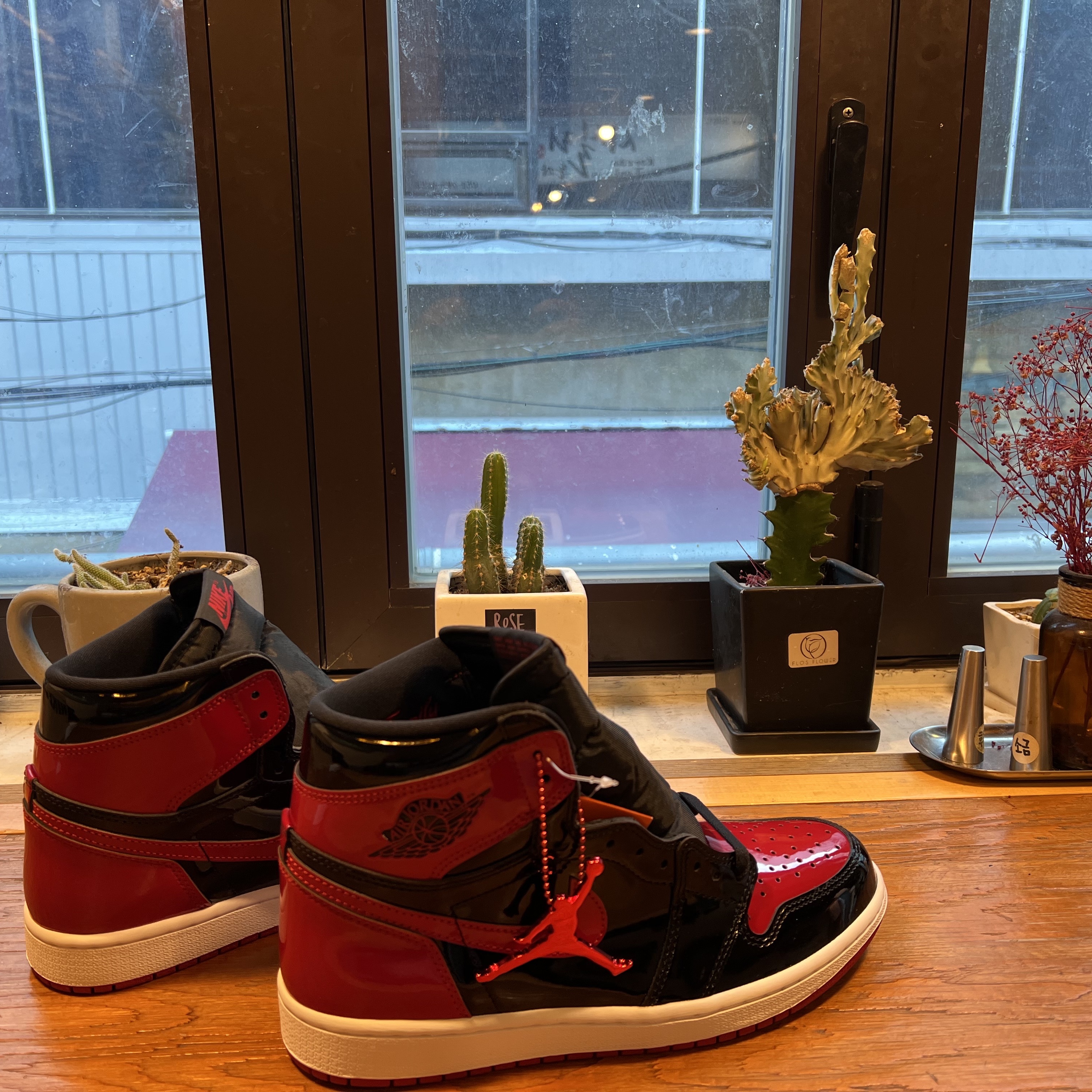 Jordan 1 Retro High OG Patent Bred 착용 스타일 - 3