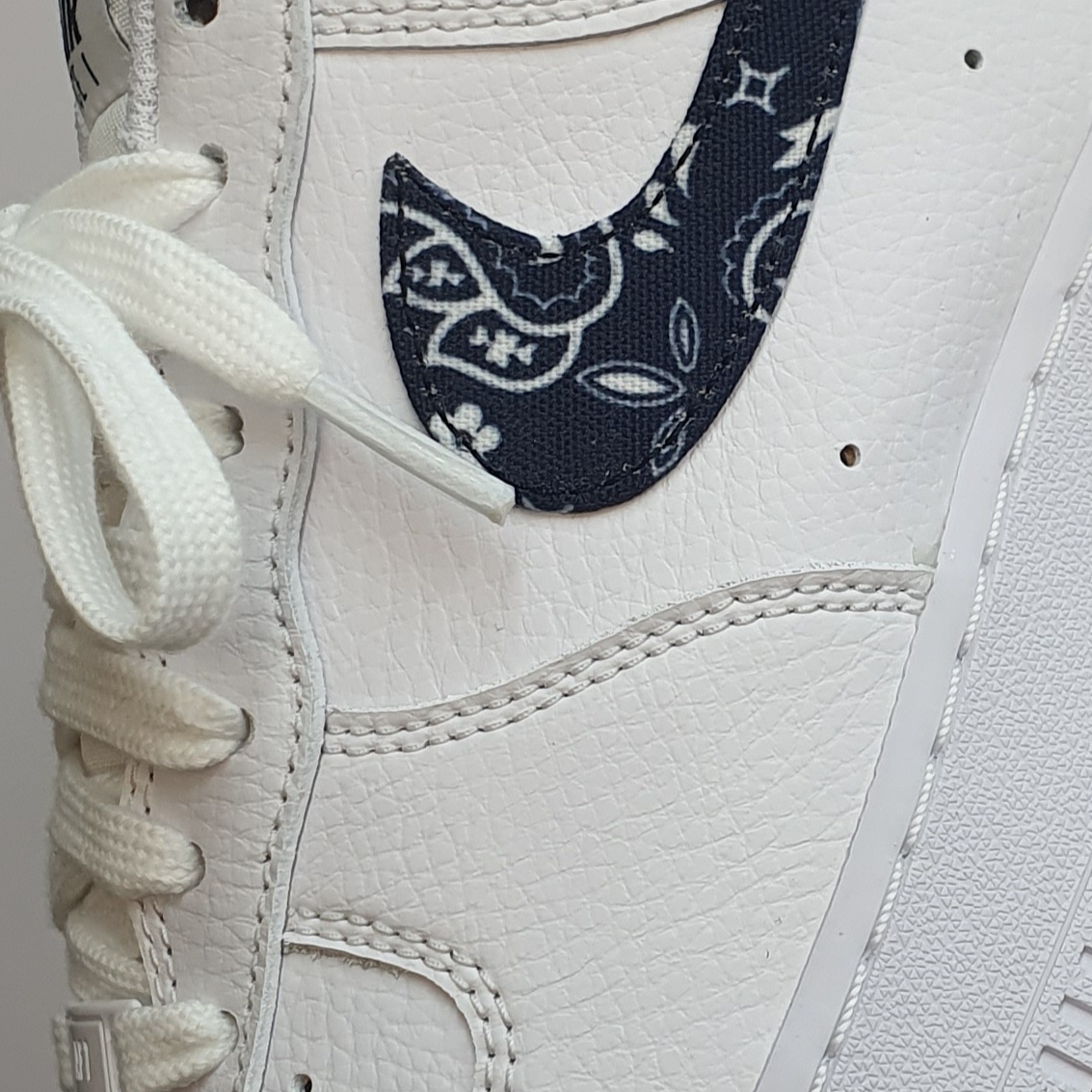(W) Nike Air Force 1 '07 Essential Paisley Swoosh White Black 착용 스타일