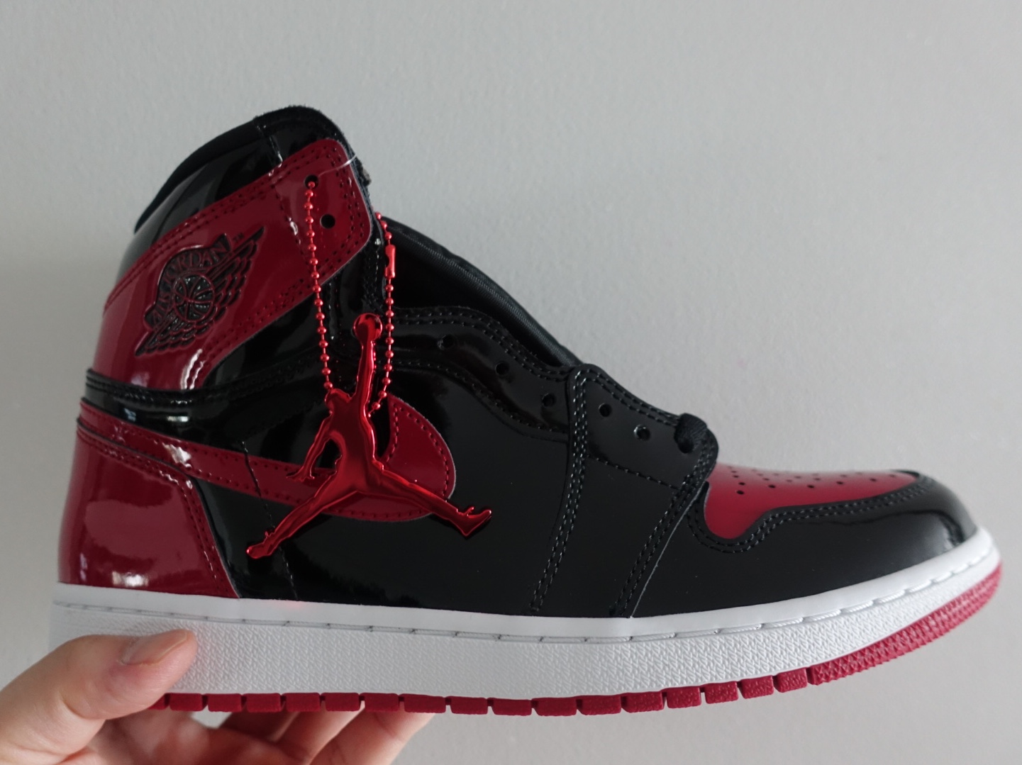 Jordan 1 Retro High OG Patent Bred 착용 스타일 - 3