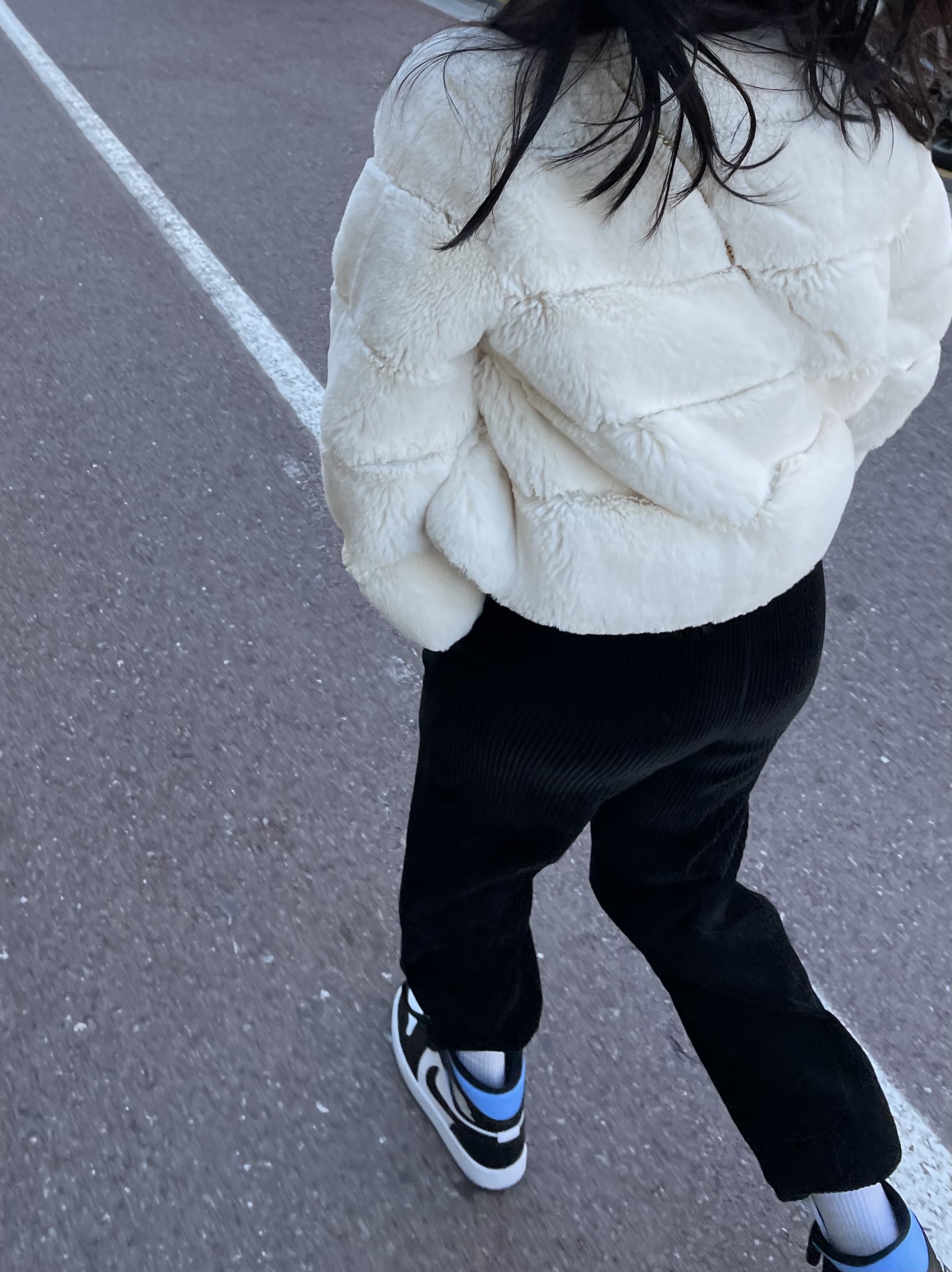(W) Jordan 1 Mid White Black University Blue 착용 스타일 - 2