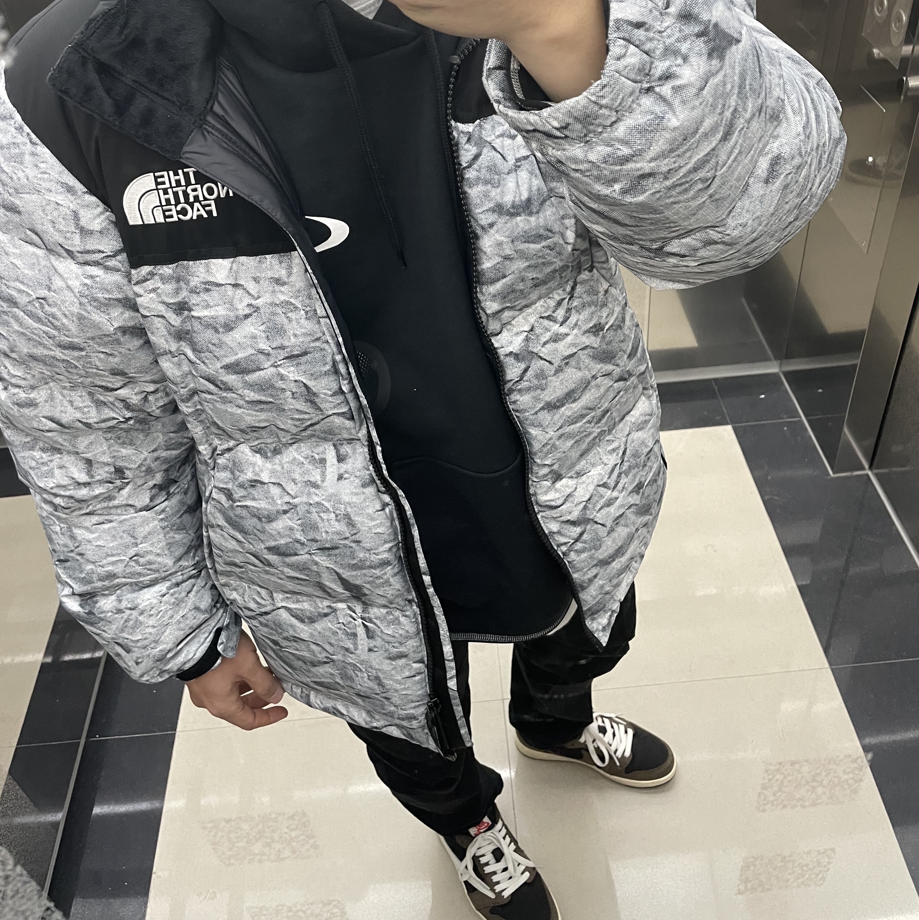 Nike x Off-White NRG RU Hoodie, Jordan 1 x Travis Scott Retro Low OG SP Mocha 착용 스타일
