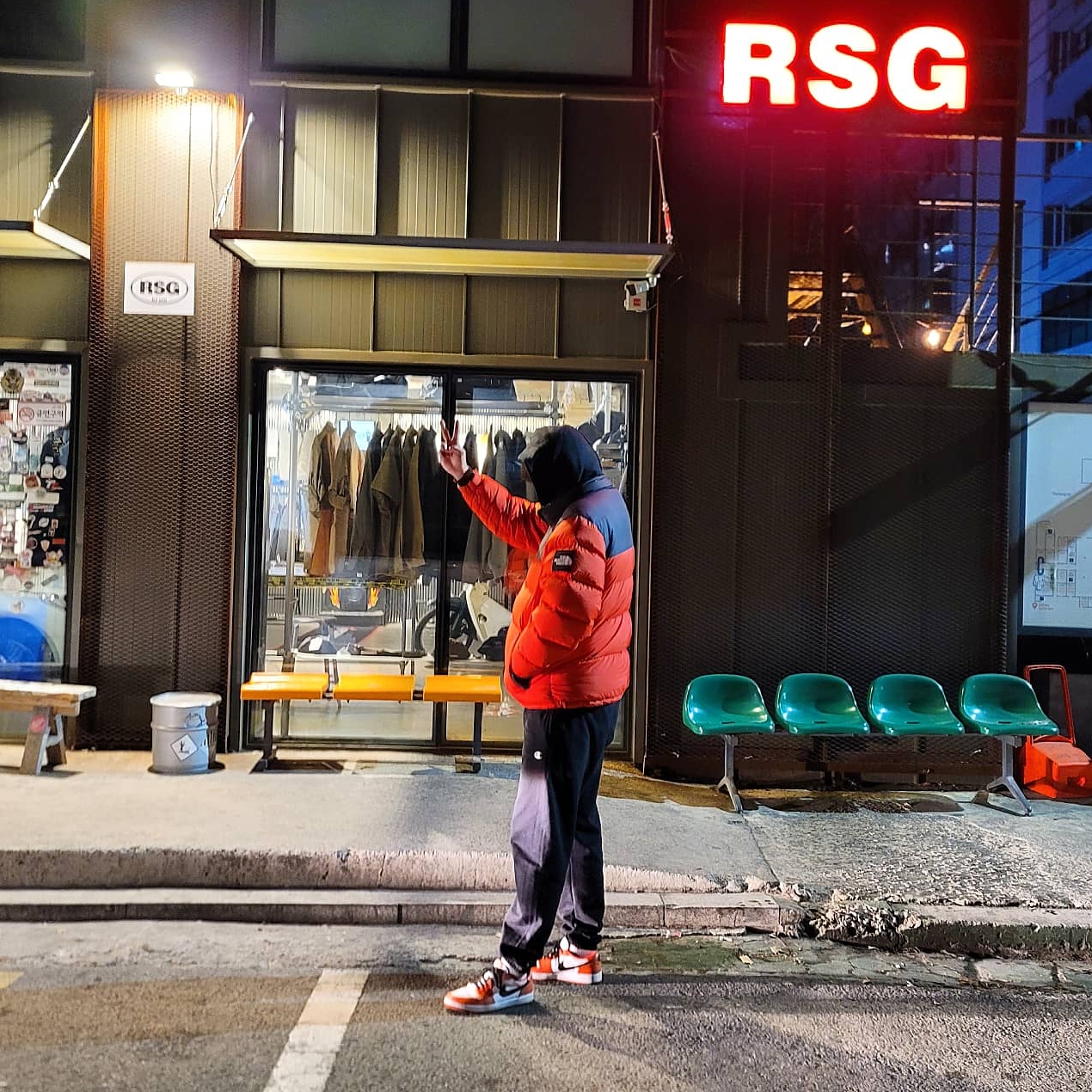 Jordan 1 Low OG Starfish, The North Face 1996 Eco Nuptse Jacket Orange 착용 스타일 - 1