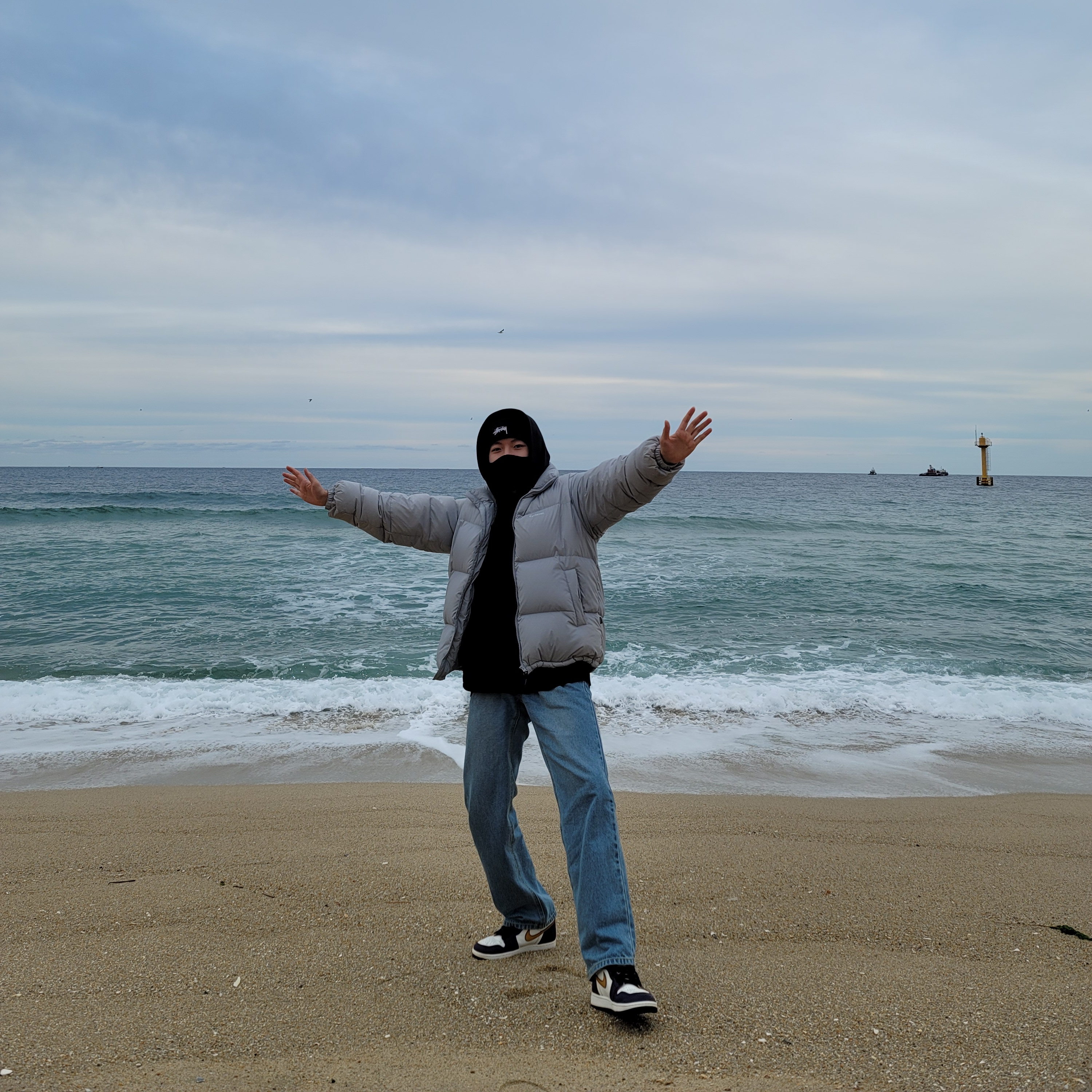 Stussy x Our Legacy Yin Yang Beanie Black, Jordan 1 Retro High OG Defiant SB LA to Chicago 착용 스타일