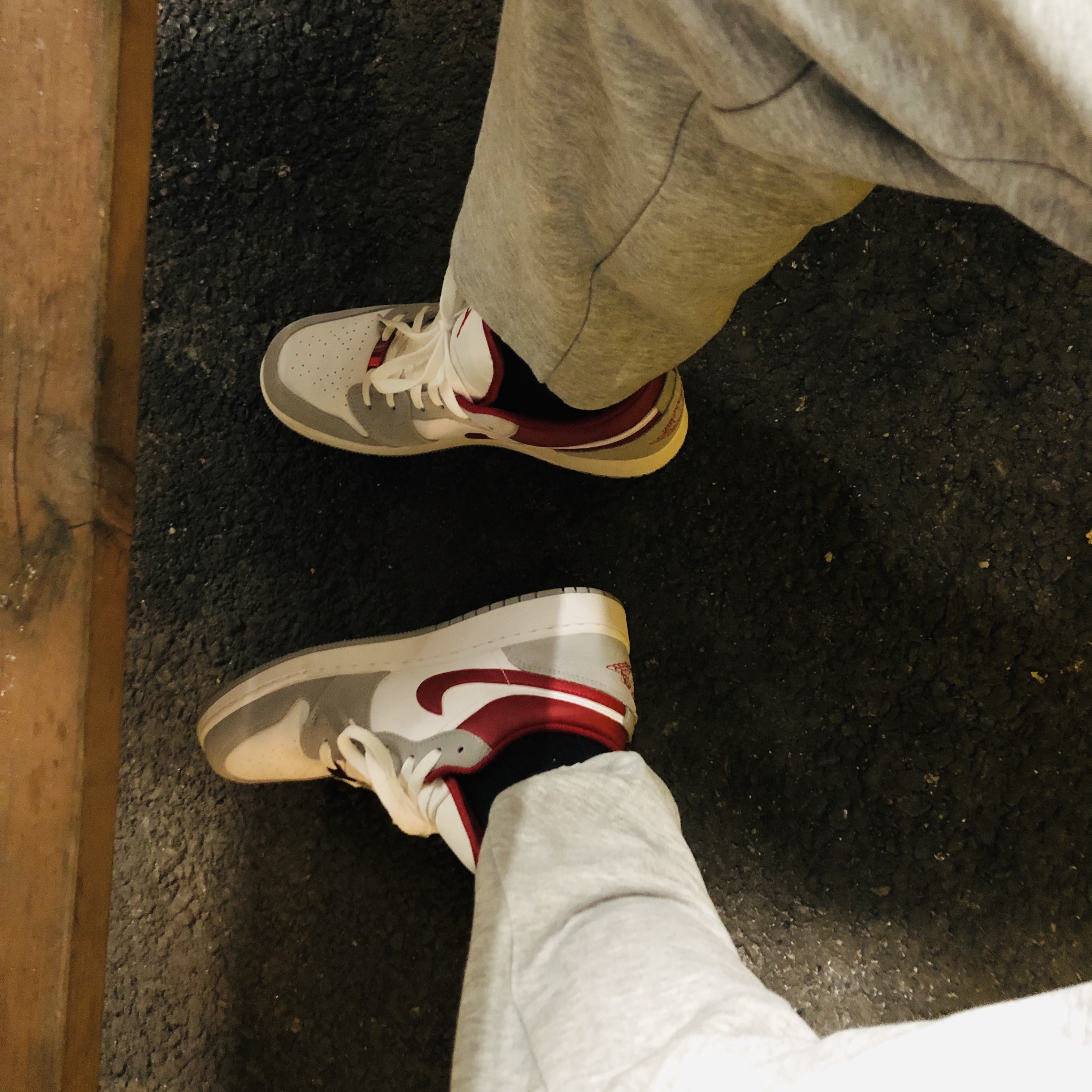 Jordan 1 Low SE Light Smoke Grey Gym Red 착용 스타일 - 3