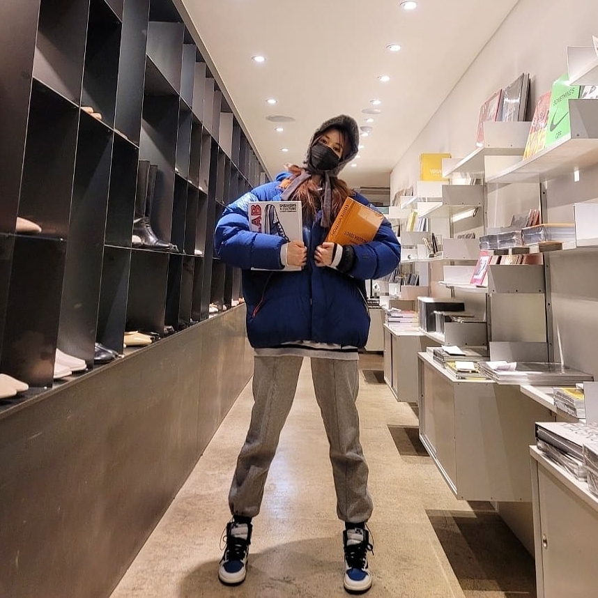 Jordan 1 x Travis Scott x Fragment Retro High OG SP Military Blue 착용 스타일 - 1