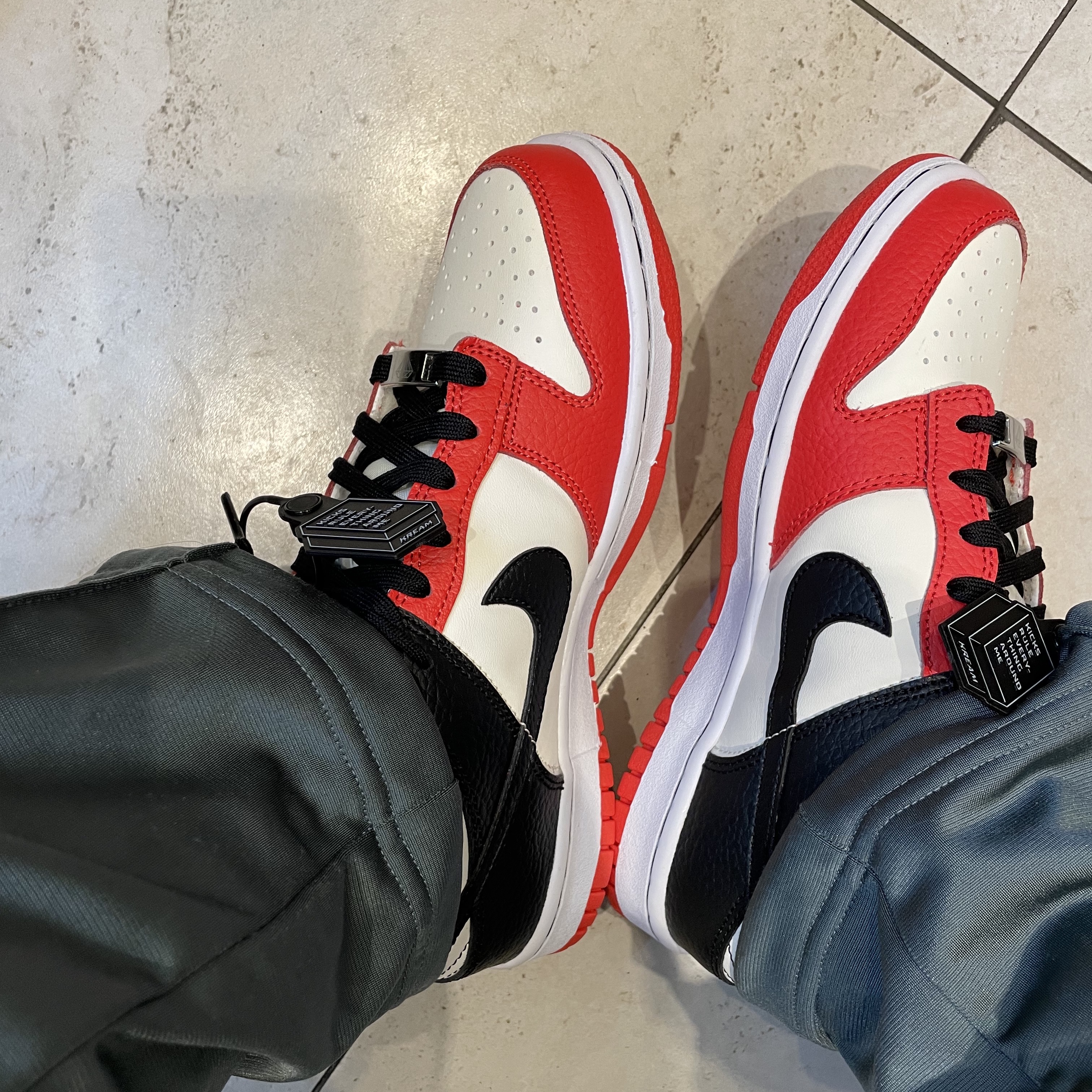 (GS) Nike x NBA Dunk Low Black and Chile Red 착용 스타일 - 4