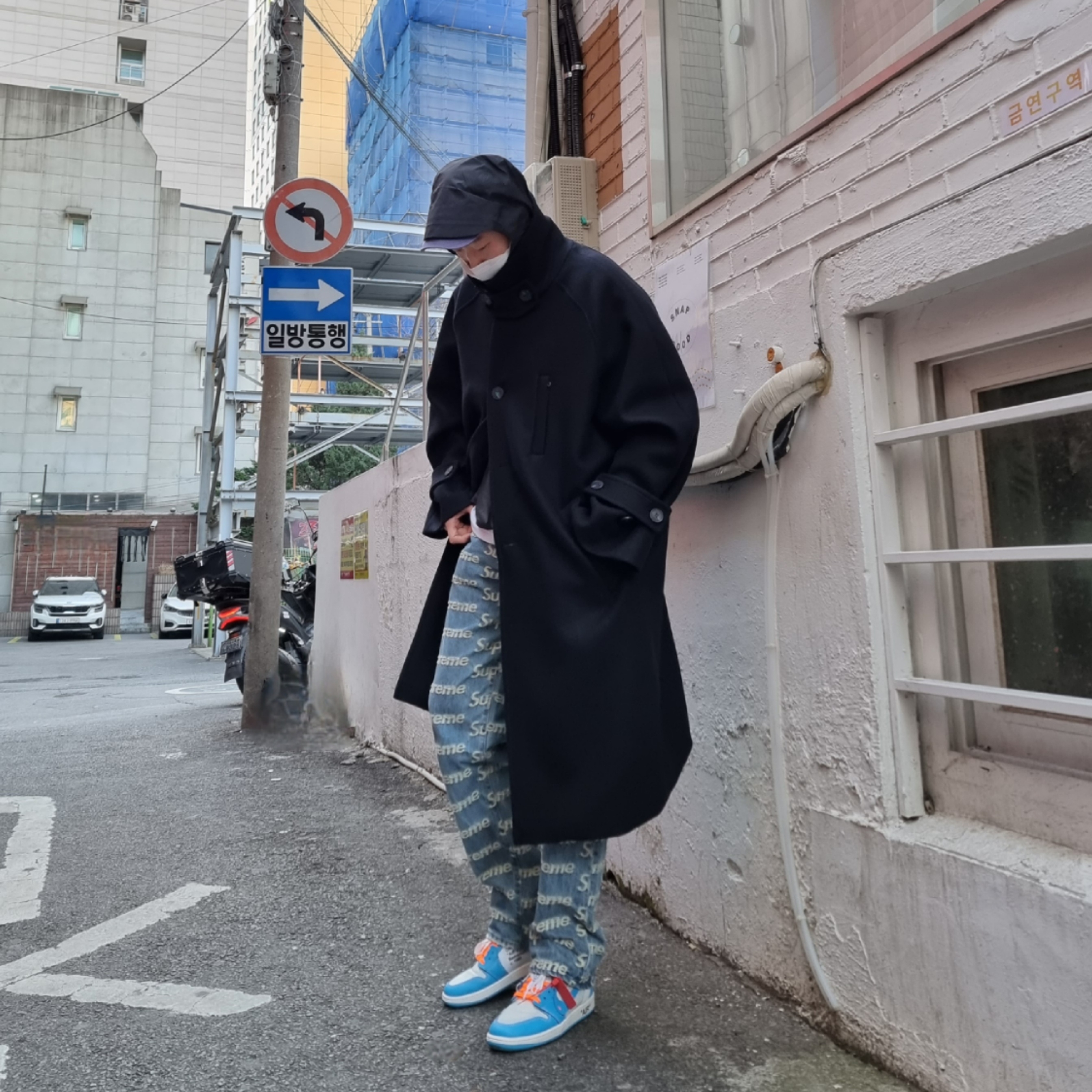 Supreme Frayed Logos Regular Jean Blue - 21SS, Jordan 1 x Off-White Retro High University Blue 착용 스타일 - 2