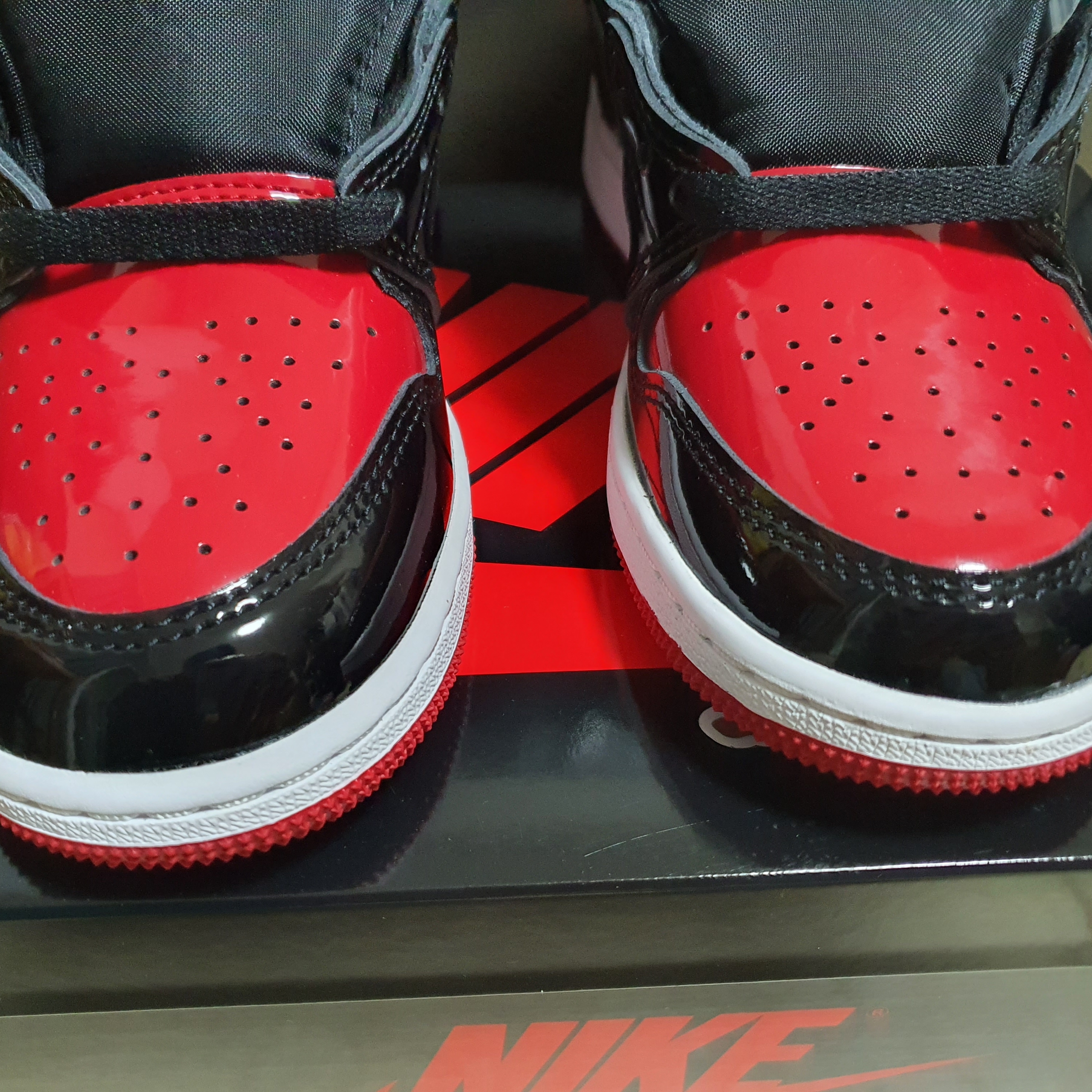 (GS) Jordan 1 Retro High OG Patent Bred 착용 스타일 - 3