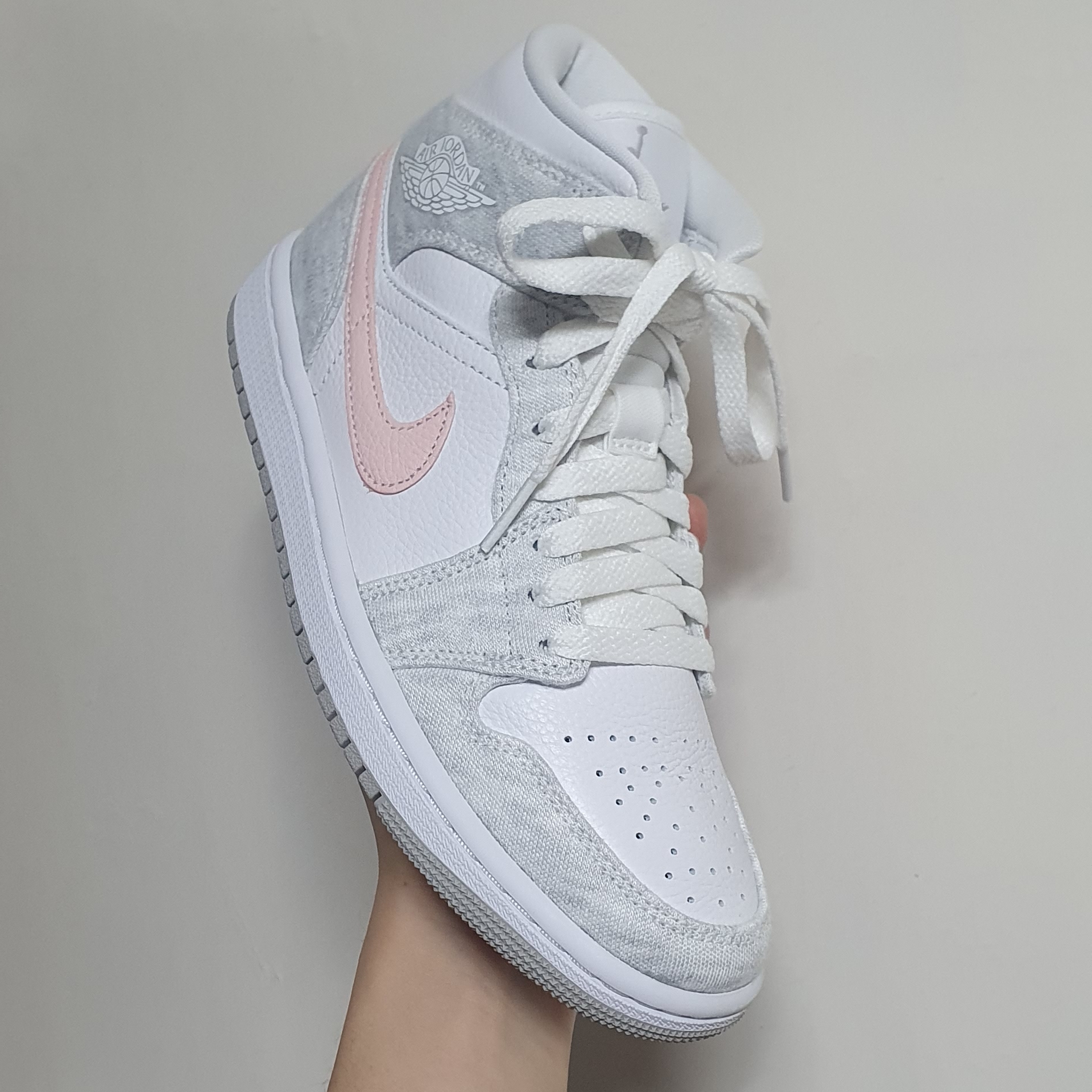 (W) Jordan 1 Mid SE Light Iron Ore 착용 스타일 - 2