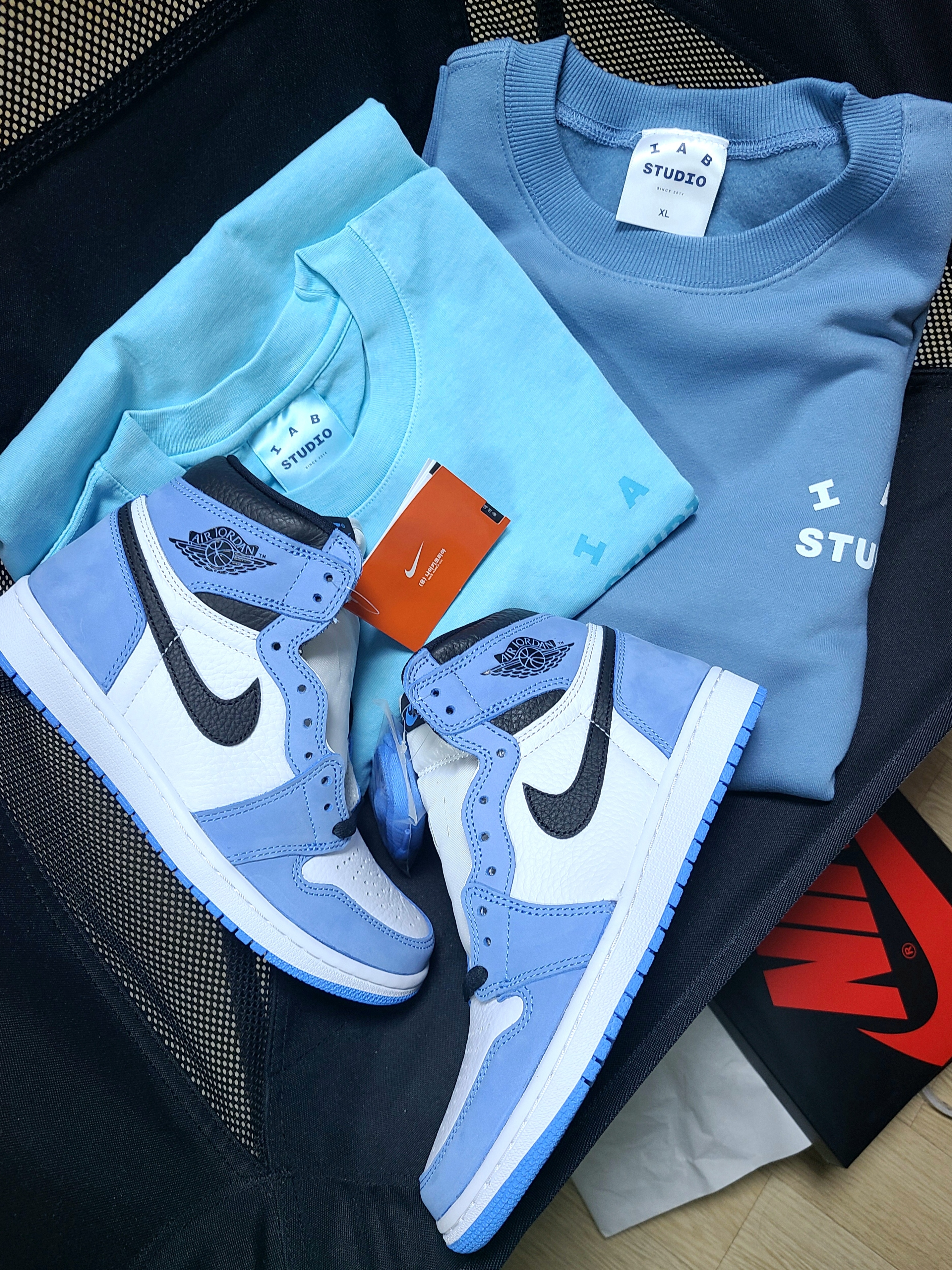 Jordan 1 Retro High OG University Blue, IAB Studio Crewneck Sky Blue 착용 스타일