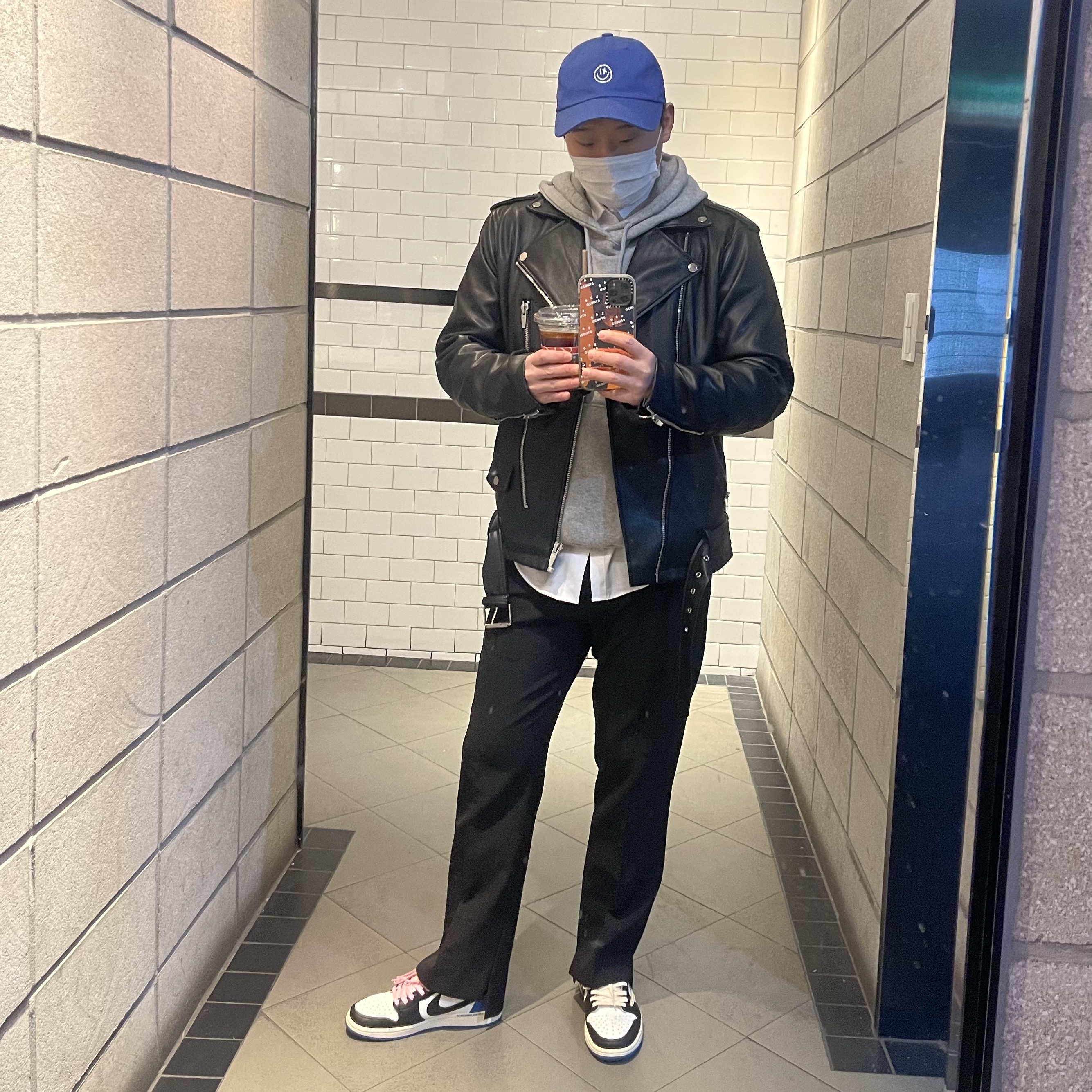 Jordan 1 x Travis Scott x Fragment Retro Low OG SP Military Blue, Casetify x IAB Studio iPhone Pattern Logo Case Sheer Iridescent 착용 스타일 - 3