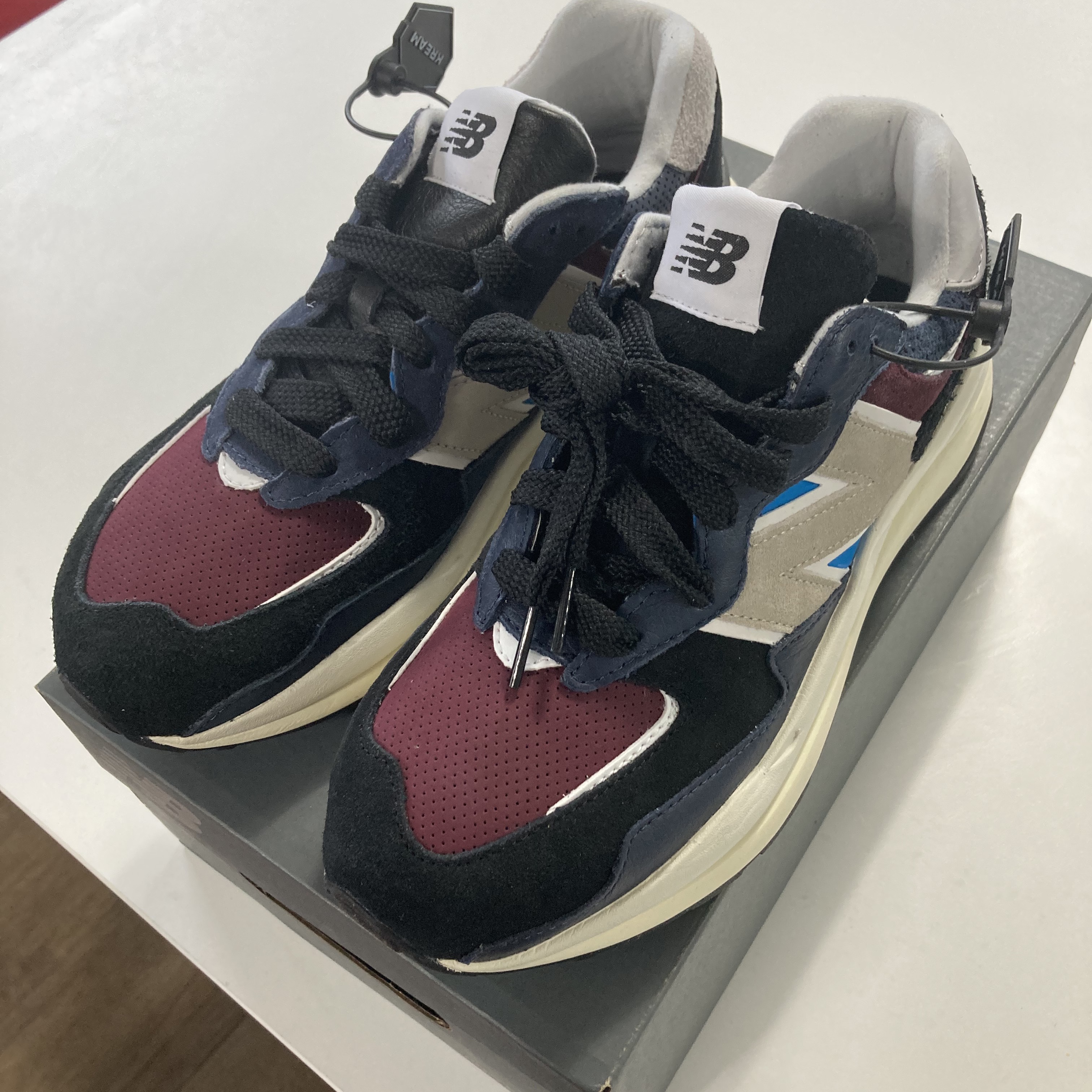 New Balance x Dahood Hub 5740 Navy Burgundy 착용 스타일 - 1