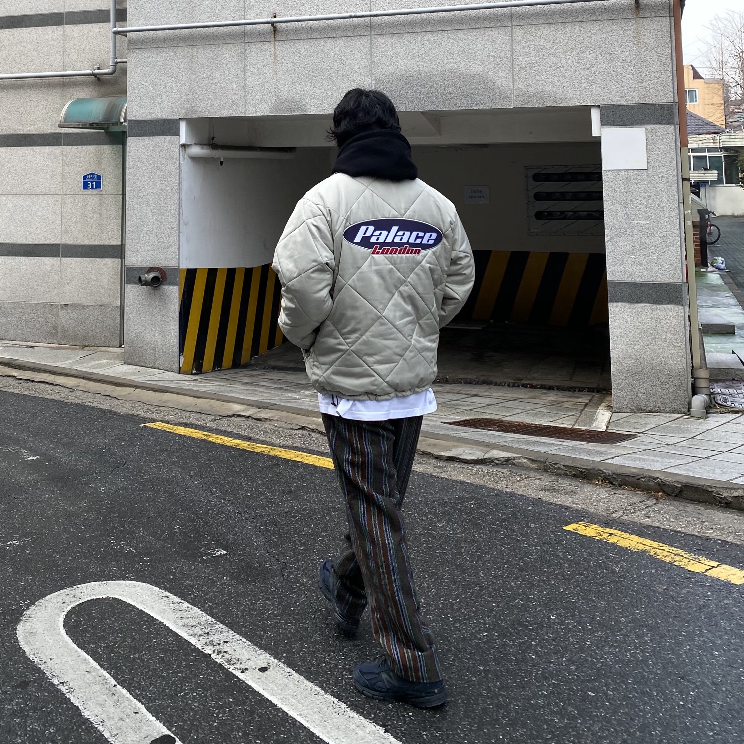 Palace Collared Puffa Stone - 21FW, New Balance x JJJJound 990v4 Navy 착용 스타일 - 2