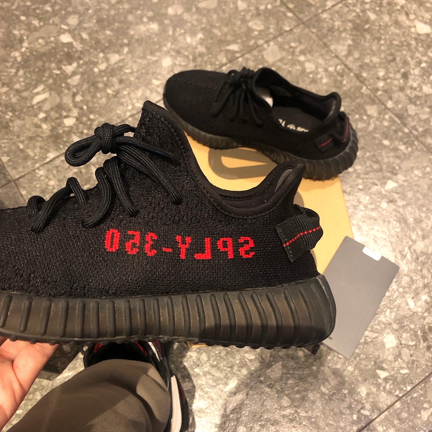 Adidas Yeezy Boost 350 V2 Black Red 2020 착용 스타일 - 2